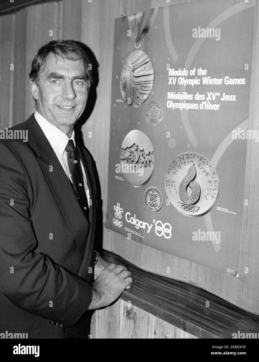 Oslo 1987-11-12: Notre objectif est de devenir la meilleure peau dans les branches nordiques pendant les Jeux Olympiques de Calgary 1988 en 19, a déclaré le président du navire Johan Baumann lors de la réunion annuelle de contact de la Fédération norvégienne de ski avec la presse à Holmenkollen. Ici avec un plan montrant le dessin des médailles olympiques. (Mais les Jeux olympiques d'hiver de Calgary sont devenus une déception pour la Norvège ...) Photo: Henrik Laurvik en ce qui concerne le nombre de médailles. Banque D'Images