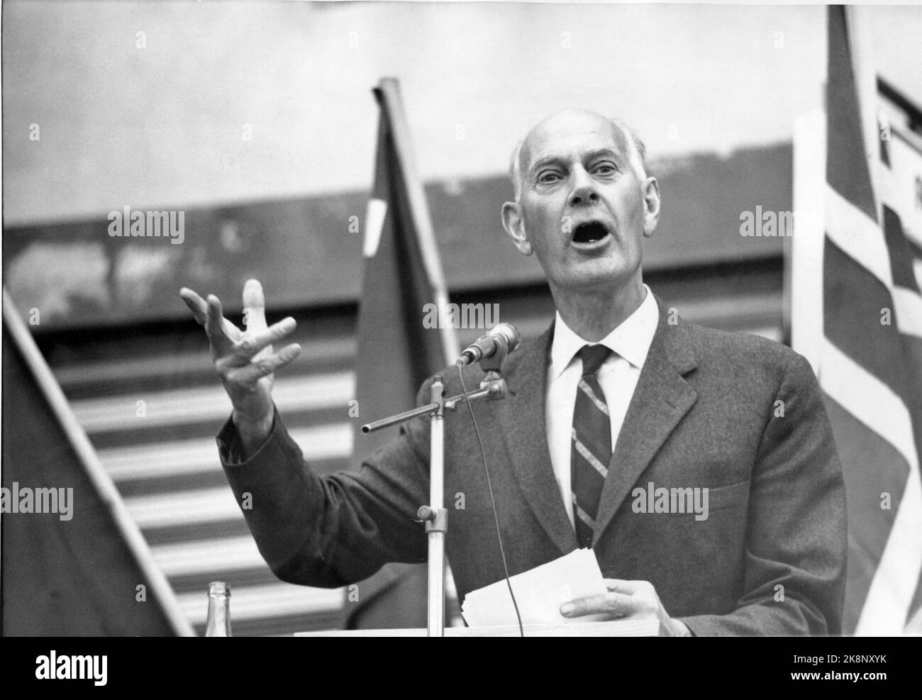 Hamar 196309 l'ancien Premier ministre Einar Gerhardsen lors de la campagne électorale du Parti travailliste avant les élections municipales. Ici, il visite Hamar. Gerhardsen sur la chaire, parlez et gesticulez. Photo: Ivar Aaserud / courant / NTB Banque D'Images