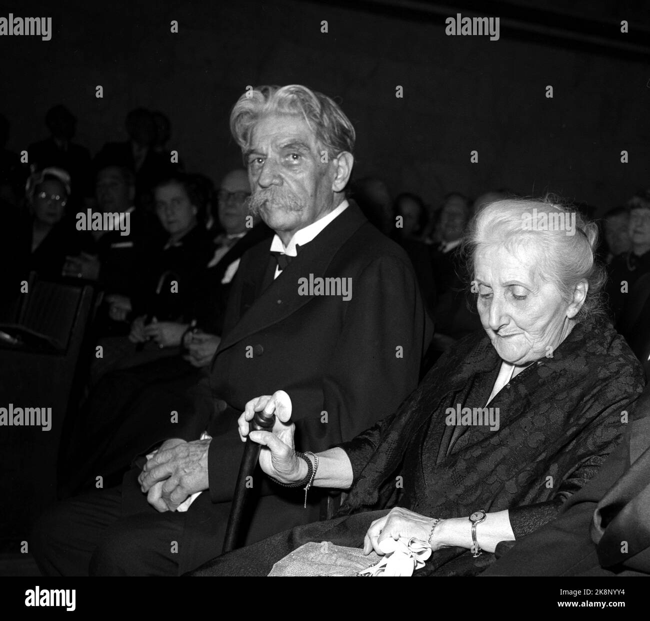 Oslo, novembre 1954. 'Albert Schweitzer, som kom à Oslo 2. nov. Pour škvittere pour fredspreved med den obligatoriiske Nobel-talen, må ha følt varmen strømme mot seg helt fet øyeblikk han satte foten på perrongen på Østbanen. Utenfor stasjonen var det nesten comme folksomt som når en idrettsstjerne kommer hjem. Folk trengte seg på for šfå et glimt av denne store humanisten fafrikas urskog, mannen som ga avkall på den strålende karrière han rike intellektuelle og kunstneriske utrustning hadde sikret Ham, for slåss sykner sket skog skog skog skog slås slås burning. . Banque D'Images