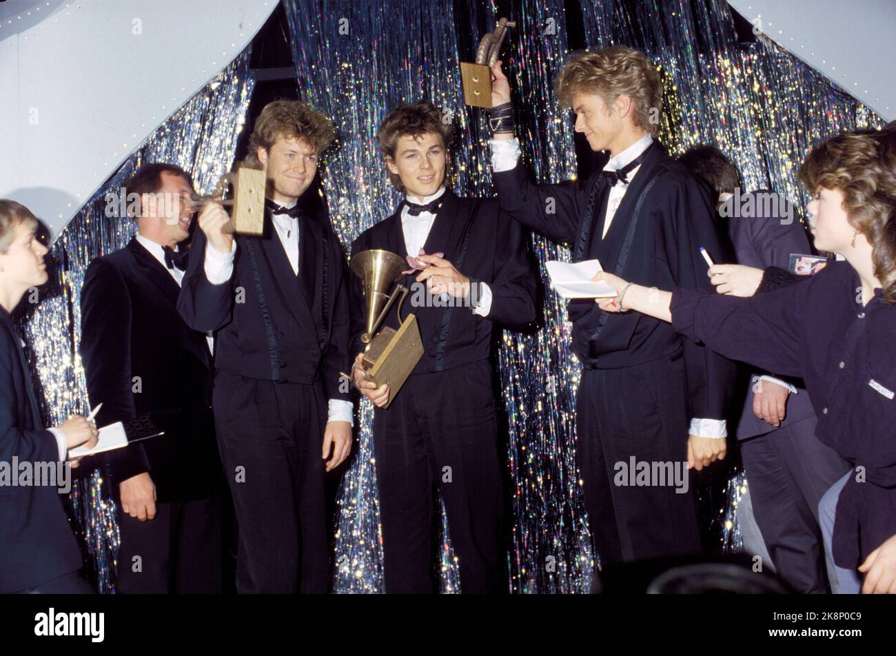 Oslo 19860118. Distribution du Prix Spellemann pour l'année 1985. Les lauréats du prix Pop et de playman cette année ont reçu le groupe a-ha. Magne Furuholmen, Morten Harket, Paul Waaktaar Savoy. Photo: Knut Nedrås NTB / NTB Banque D'Images