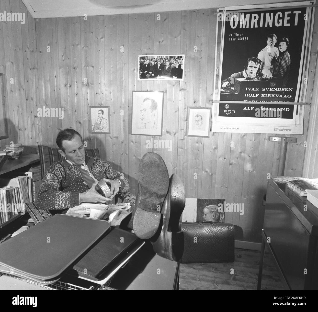 Bærum, Eiksmarka 19600924. Le réalisateur Arne Skouen dans sa villa sur Eiksmarka. Son dernier film « surarrondi » est un succès. L'excitation de faire tomber un nouveau film à travers le premier-aiguille oeil est tout aussi grand à chaque fois. Ici avec une affiche de film « arrondie » à la maison sur le mur. Cuisinière à poux. Photo: Ivar Aaserud courant / NTB Banque D'Images