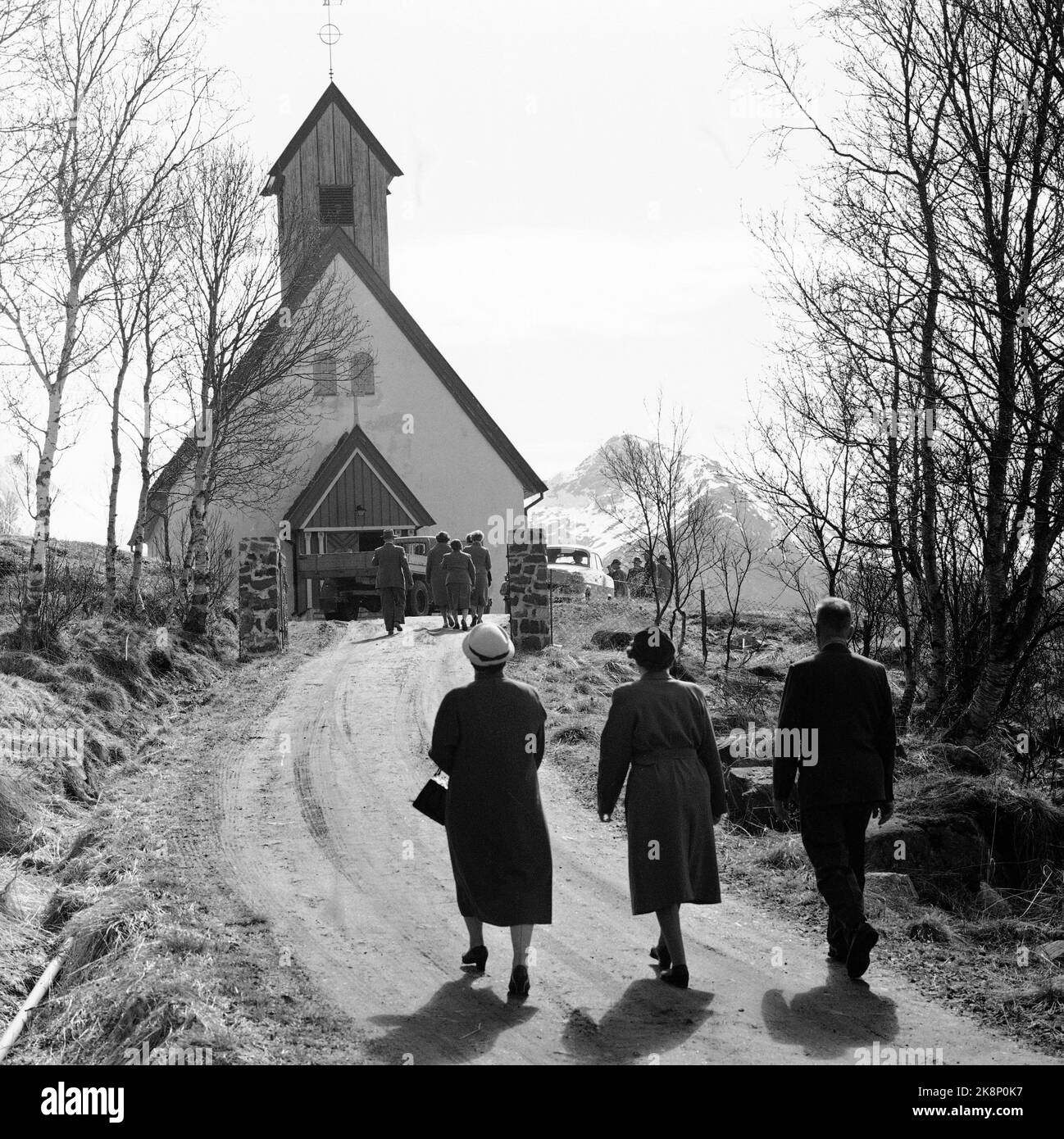 Senja Troms 1961 Ingrid Bjerkås est ordonné prêtre paroissial à Berg et Cod Prestegjeld à Senja à Troms. Ici, la congrégation est sur le chemin de son premier service de culte ordinaire à l'église de Skaland. La congrégation a accueilli le premier prêtre féminin de Norvège. Photo: Storløkken / actuel / NTB Banque D'Images