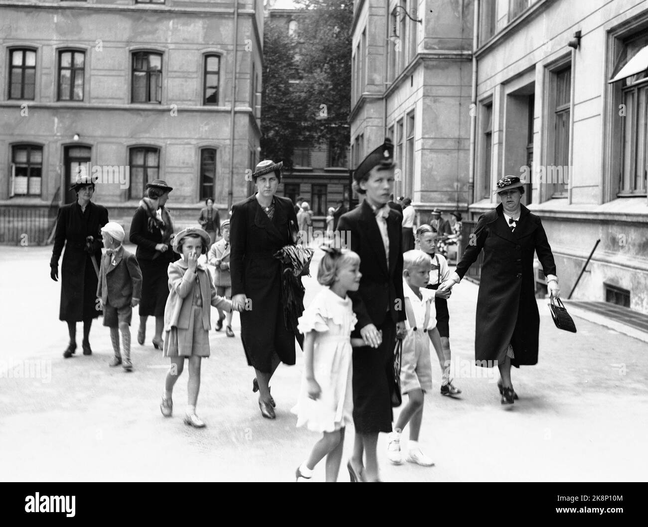 Oslo ca 1935 début scolaire à l'école à Oslo. Premier jour d'école. Les enfants sont suivis à l'école par les mères, habillées avec élégance de manteaux et de chapeaux. Photo: NTB / NTB Banque D'Images