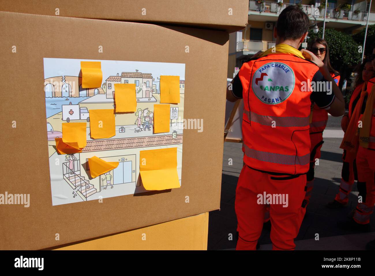 De jeunes volontaires de la protection civile sont dans les rues pour informer la population des règles de comportement en cas de tremblement de terre. Banque D'Images