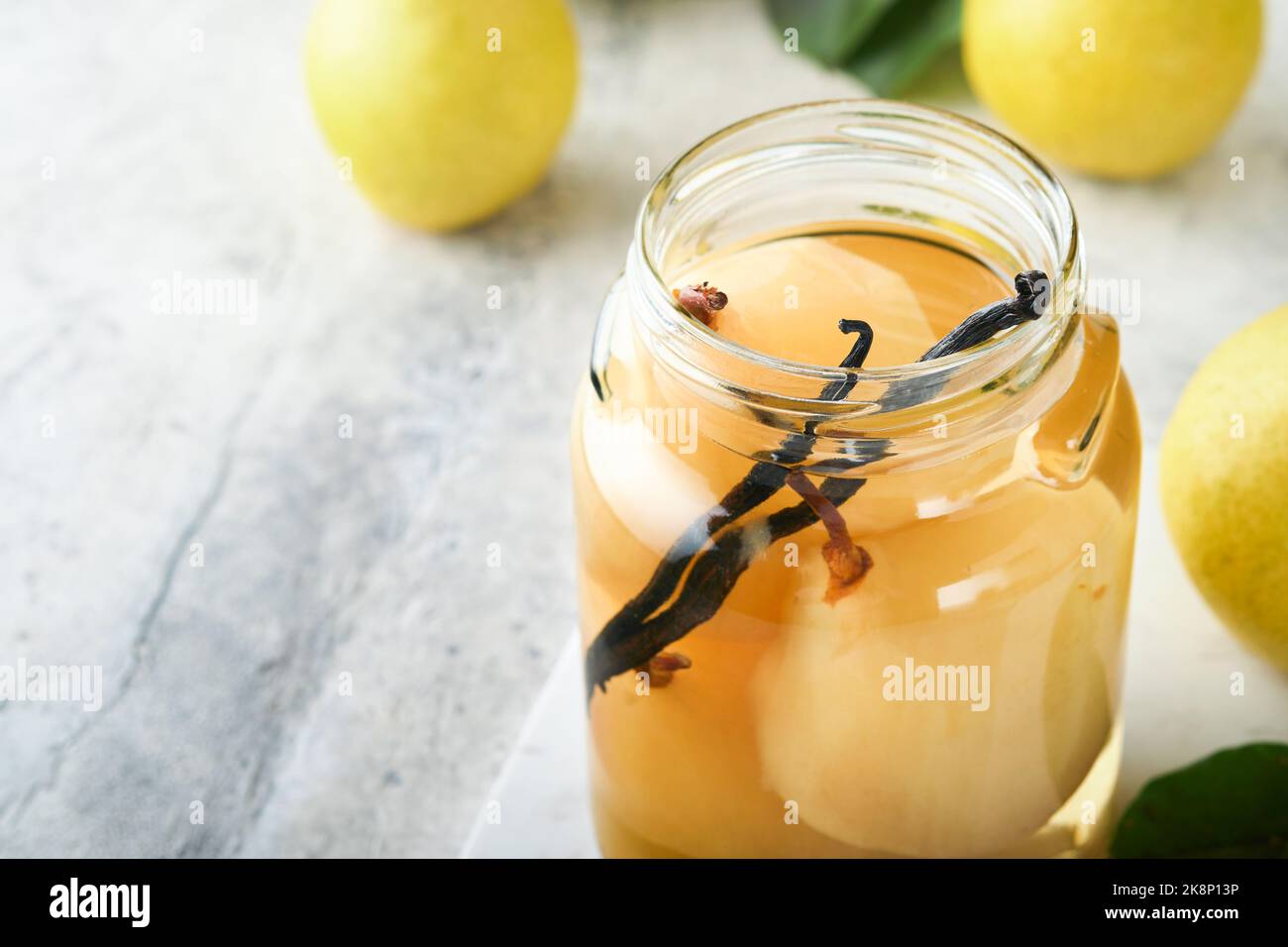 Compote de poire en conserve avec vanilline. Compote de poires. Délicieux compote de poires maison en boîte dans des pots en verre à la maison sur fond clair. Plats faits maison. SP Banque D'Images