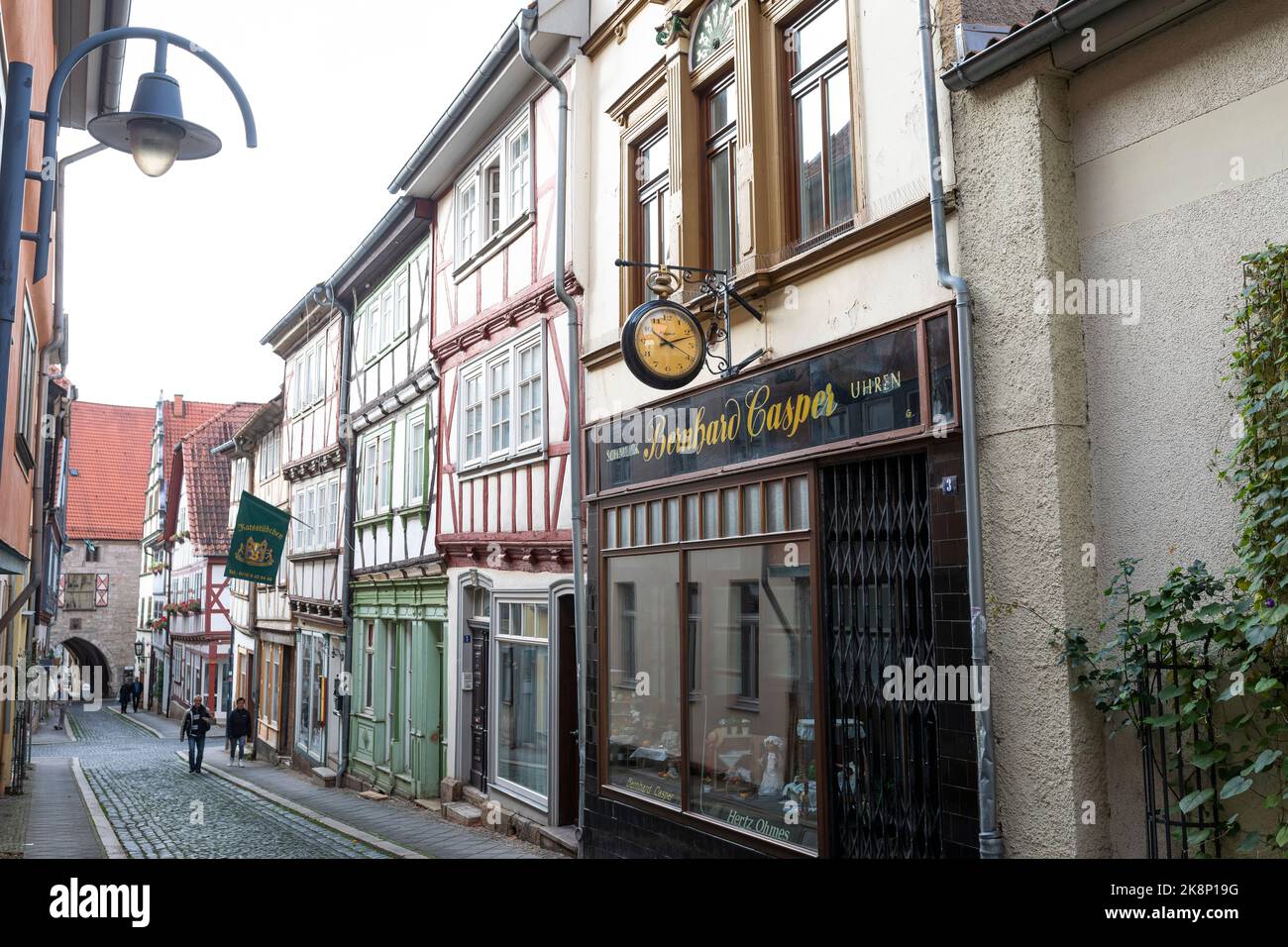 Rues médiévales étroites avec maisons anciennes à colombages et boutiques à Muhlhausen, en Allemagne Banque D'Images