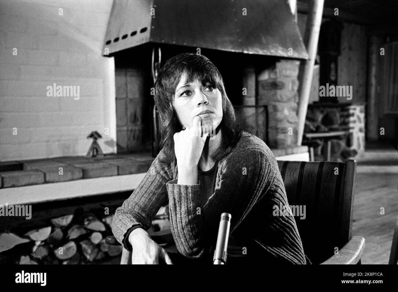 Røros 19721209: L'acteur Jane Fonda est à Røros pour jouer Nora dans le film "A Doll's House". Ici, elle est interrogée par le courant, commentant la guerre des Américains au Vietnam. Photo: Ivar Aaserud / courant / NTB Banque D'Images