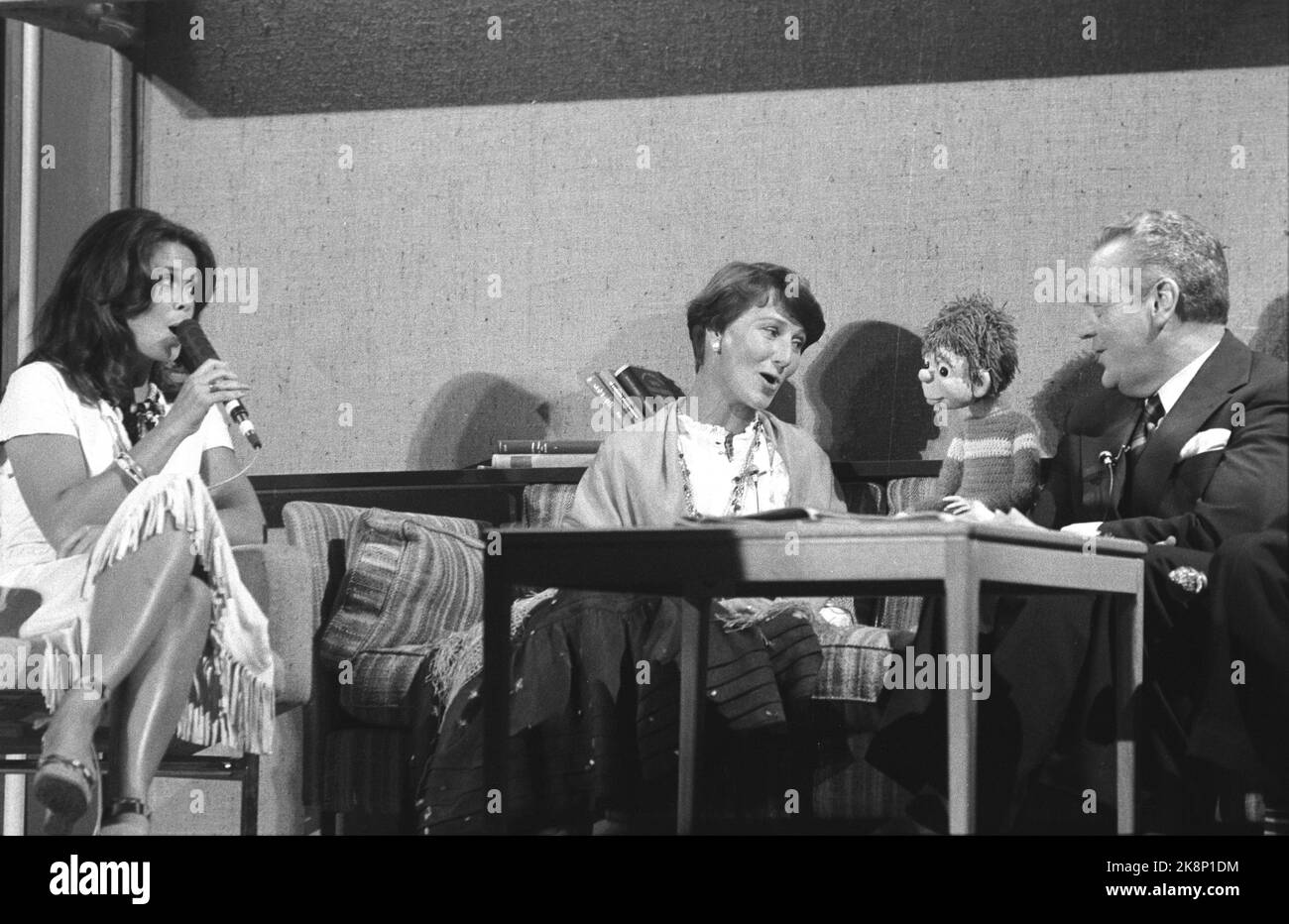 Mysen 19760829. Le marché des mamans 1976. L'artiste Wenche Myhre chante au  spectacle de Momarked avec la princesse de la Couronne Sonja et Titten Tei.  Crown Princess Sonja a fait ses débuts