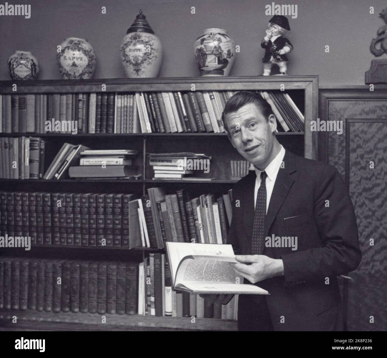 7 octobre 1967 d'Oslo. Le propriétaire de l'usine Johan H. Andresen dans son bureau de l'usine de tabac de J.L. Tiedemann. « Le comité public qui a évalué les effets néfastes des habitudes de tabagisme répondra à la charge avec des mesures restrictives. -Il est irréaliste, dit le fabricant. Rend la cigarette bon marché, puis nous pouvons jeter la moitié. La souche est la plus dangereuse. » Photo: Jan Erik Olsen / actuel / NTB Banque D'Images