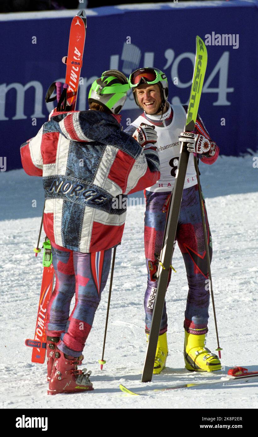 Hafjell 19940223. Jeux olympiques d'hiver à Lillehammer. Grand slalom à Hafjell. Jan Einar Thorsen (t.h) prend la place 4th. Ici, il est félicité par Lasse Kjus. Photo: Pål Hansen / NTB Banque D'Images