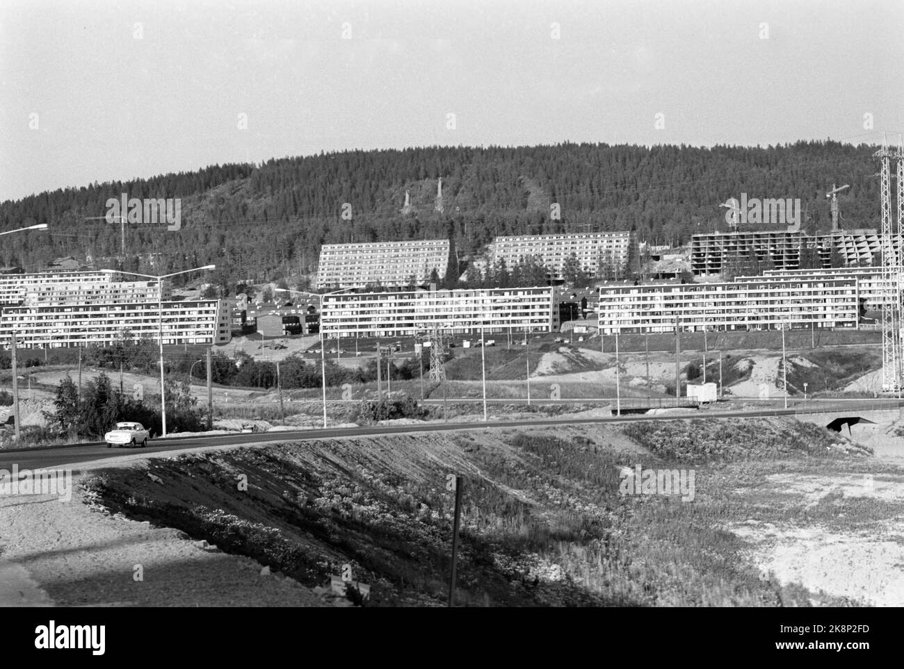 Stovner, Oslo, 19710904. Développement du logement à Stovner à Oslo. Grand développement de Stovner vers la fin de 1960s et le début de 1970s. Les blocs de terrasse caractéristiques caractérisent le stock de logement. Notez les grues de construction dans la zone. Photo: Ivar Aaserud / courant / NTB Banque D'Images