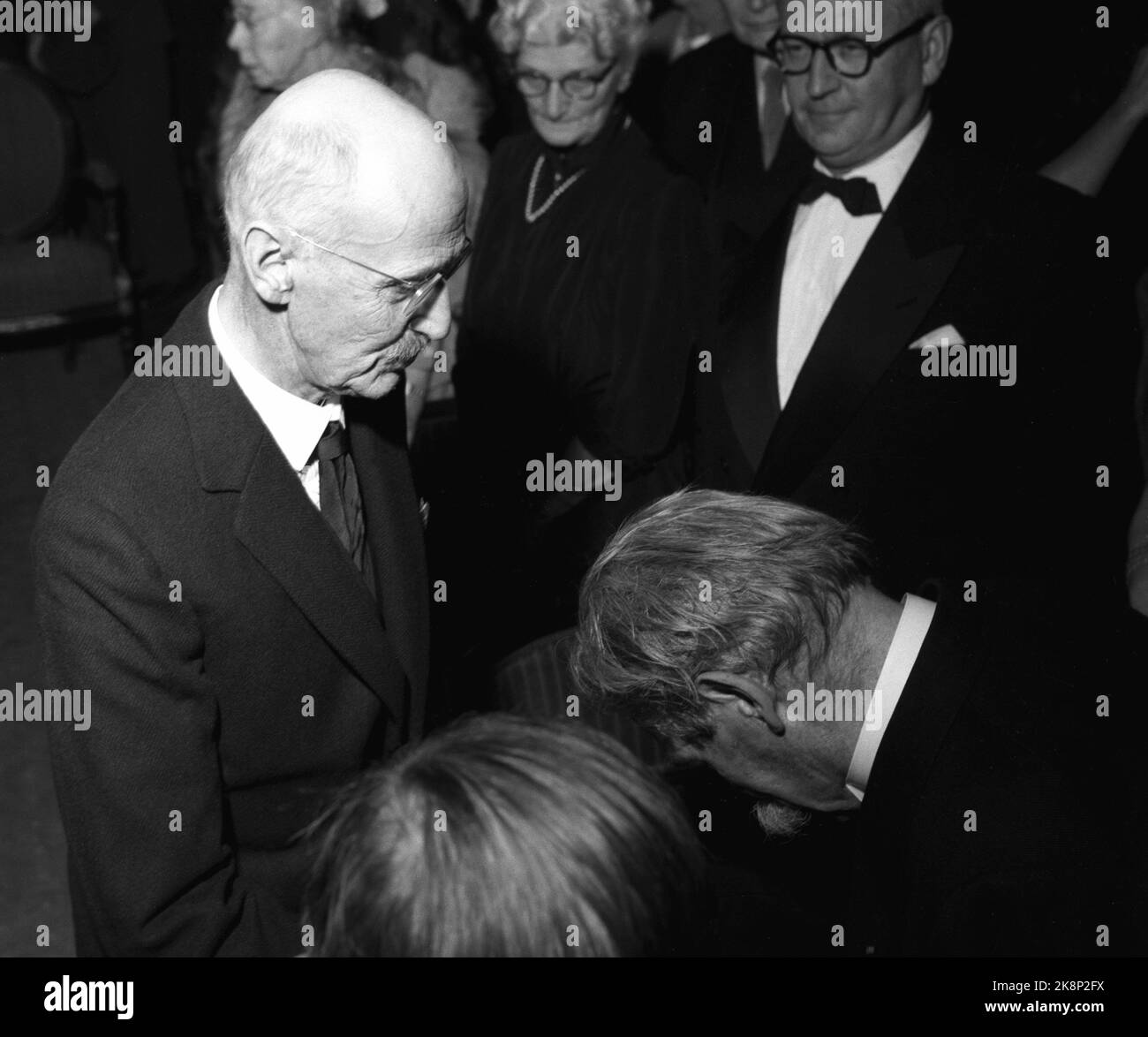 Oslo, novembre 1954. 'Albert Schweitzer, som kom à Oslo 2. nov. Pour škvittere pour fredspreved med den obligatoriiske Nobel-talen, må ha følt varmen strømme mot seg helt fet øyeblikk han satte foten på perrongen på Østbanen. Utenfor stasjonen var det nesten comme folksomt som når en idrettsstjerne kommer hjem. Folk trengte seg på for šfå et glimt av denne store humanisten fafrikas urskog, mannen som ga avkall på den strålende karrière han rike intellektuelle og kunstneriske utrustning hadde sikret Ham, for slåss sykner sket skog skog skog skog slås slås burning. . Banque D'Images