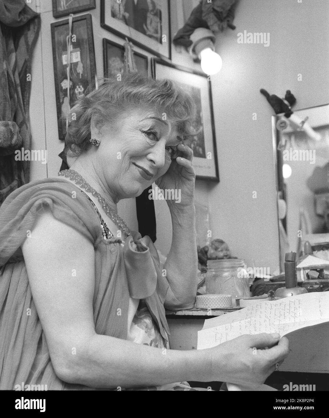 Oslo 19581206. L'acteur Lalla Carlsen (1889-1967) est l'ensemble du premier acteur de révision de Lalla Norwegian Revykunsten. Ici dans sa petite garde-robe au théâtre qui contient beaucoup de souvenirs. Photo: Storløkken / Børretzen / actuel / NTB Banque D'Images