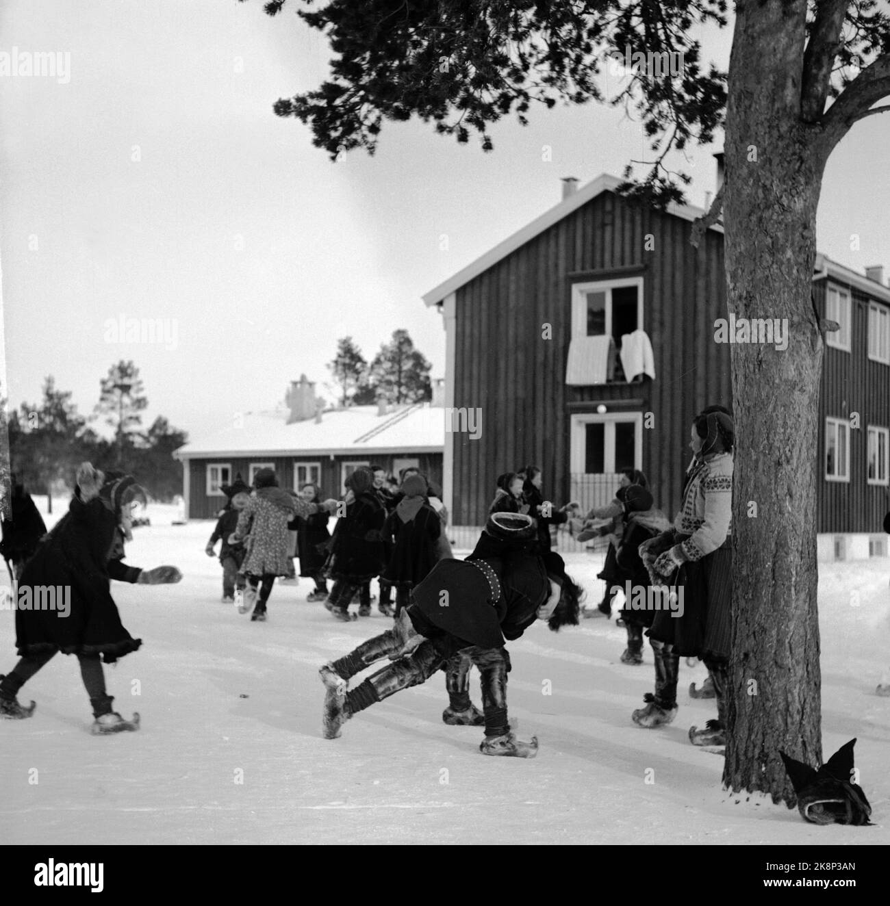 Karasjok, Finnmark, janvier 1950. De l'école d'embarquement pour les enfants en déplacement. Les enfants sâmes vivent à l'école d'embarquement. Les enfants sâmes ont la meilleure chose quand ils peuvent se déplier dans les produits gratuits. Ici, les enfants jouent dans la neige comme ils sont habitués à de la prairie. Photo: SV. A. Børretzen / courant / NTB Banque D'Images