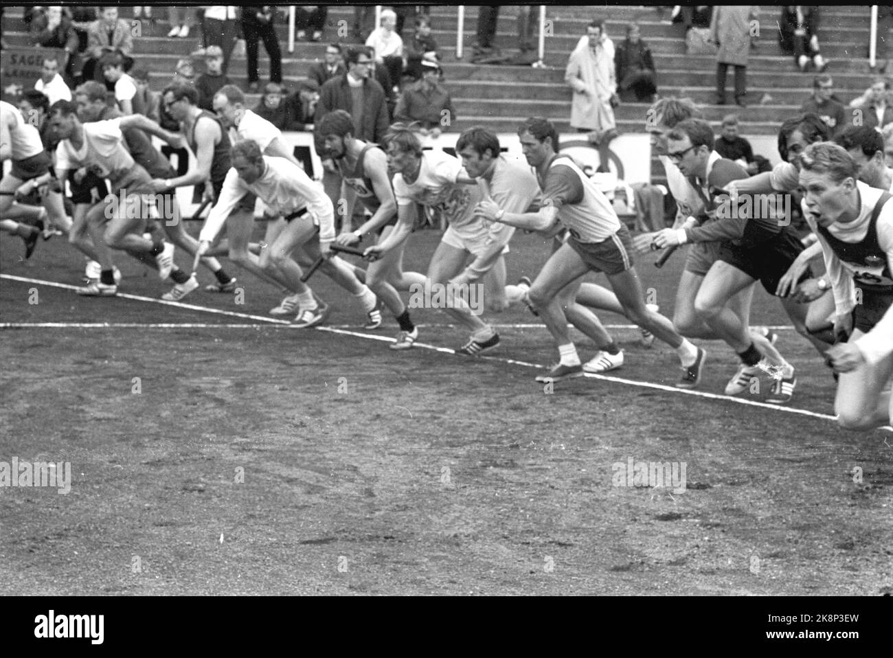 Oslo 19690511 : le relais Holmenkoll. Tjalve a remporté la classe d'élite dans le relais Holmenkoll. Voici une photo d'action du début de l'une des classes. Photo: Svein Hammerstad / NTB / NTB Banque D'Images