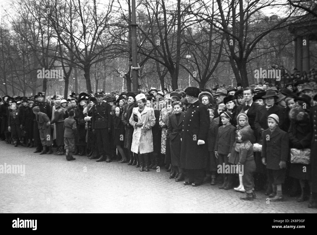 Oslo 19411102. Motif oiseaux sur la place de l'université. 3000 hommes jurent allégeance au leader de la Nouvelle-Écosse, Vidkun Quusling. Spectateurs et policiers. Photo: Johnsen / NTB Banque D'Images