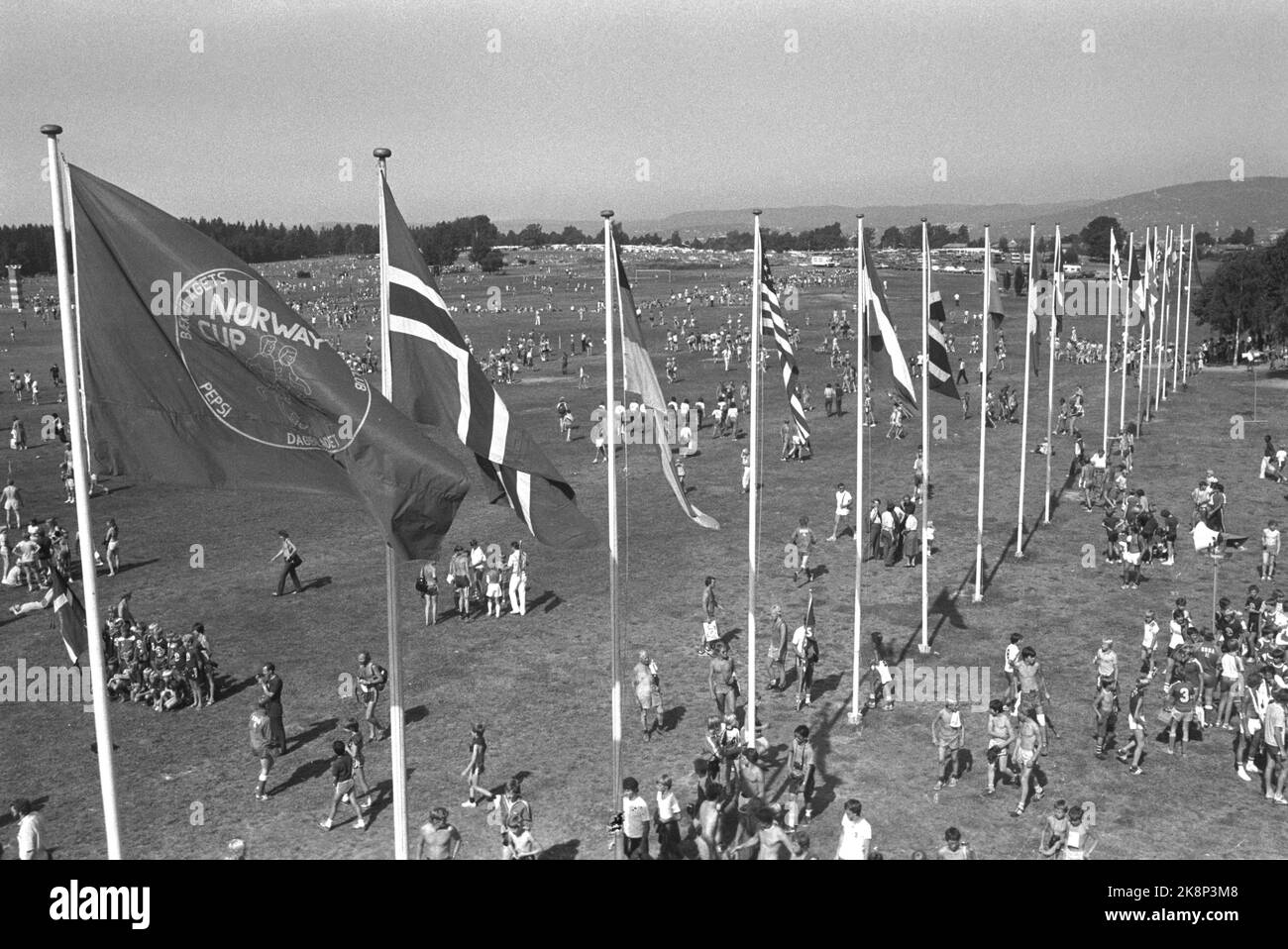 Oslo 19820802. Norvège Cup1982 10th anniversaire. Tournoi international de football pour enfants et jeunes à Ekebergsletta. Les drapeaux de 16 nations seront ondulés sur Ekebergsletta jusqu'à la fin de la coupe de Norvège. La participation étrangère est plus importante cette année qu'auparavant. L'Ekeberghallen entier a été utilisé pour saturer les 10 000 joueurs de football affamés. Photo: Inge Gjellesvik / Bjørn Sigurdsøn NTB / NTB Banque D'Images