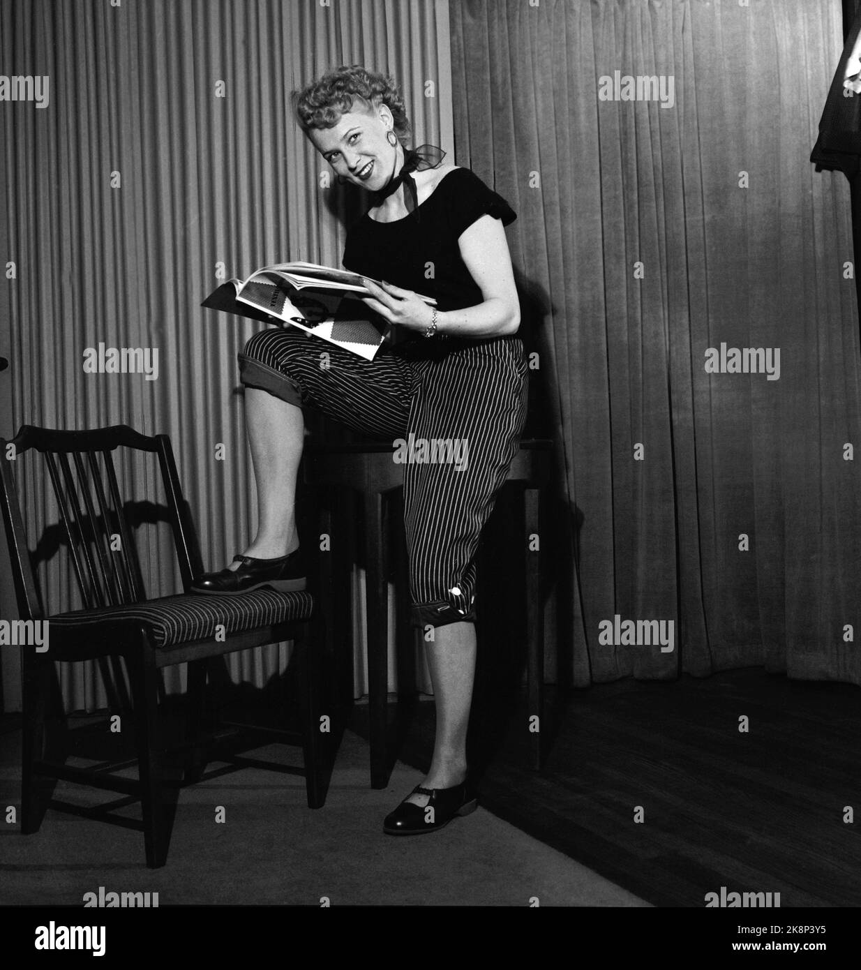 Oslo 19540427 mode avec des modèles adolescents sur Steen et Strøm. Ici, un jeune modèle souriant montre une tenue estivale avec hochement de tête et gorge. PHOTO: VALLDAL / NTB / NTB Banque D'Images