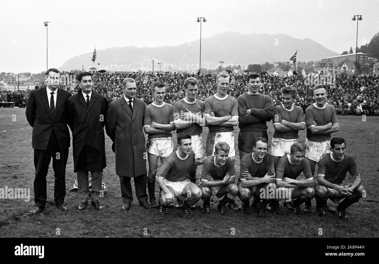 Bergen, 19631013 SK Fire - Vålerenga 3-1 SK Fire est devenu champion de la série en 1963. Ici du match où le championnat a été assuré. Retour. Tore Nortvedt, Trygve Andersen, Harald Gundersen, Arthur Larsen, motoculteur Gunnar, Rolf Birger Pedersen. F.F.V. Roald Jensen, Bjørn Oddmar Andersen, Roald Paulsen, Torgeir Hauge, Leif Amundsen photo: Sverre A. Børretzen / courant / NTB Banque D'Images