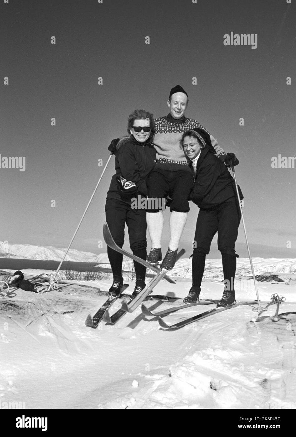 Finnmark 19650410 pris par Finnmarksvidda - l'une des nouvelles de cette année est les voyages d'hiver à Finnmarksvidda. Aussi sans le soleil de minuit, la région a beaucoup à offrir aux touristes: Rencontre avec Sami et renne, ski magnifique et paysage magnifique. C'est Bennett Reiseburå qui organise les voyages au nord. Les billets au prix de NOK. 1295,- pour un voyage de 9 jours, tout compris, a été arraché. Ici: Le directeur et le guide Reidar Sønsteby est porté sur une chaise d'or au sommet de Komsafjellet en Alberta photo: Aage Storløkken / Current / NTB Banque D'Images