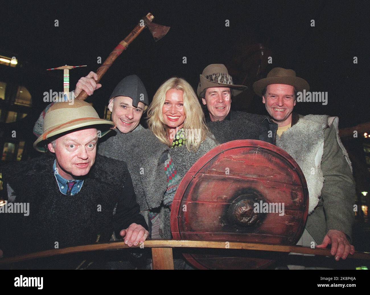 Oslo 19970227 pour l'été, la vallée des frères avec des amis, à voir dans la pièce "The Dal - Viking World cursing". Depuis la gauche, Trond Kirkvaag, Sigve Bøe, Benedicte Adrian, Knut Lystad et Lars Mjøen. Photo NTB : Jon EEG / NTB Banque D'Images