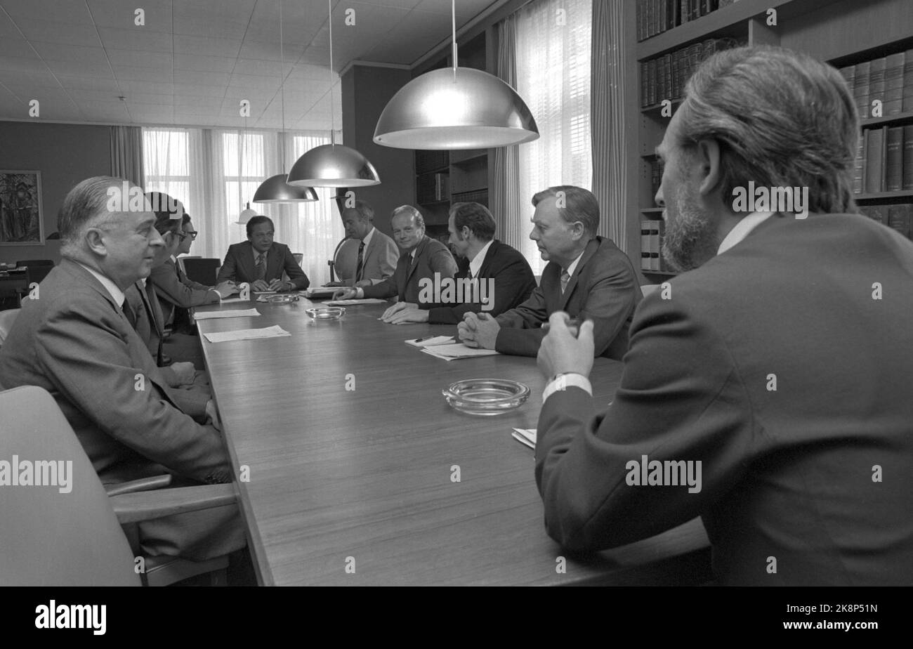 Oslo 19740803 « l'homme du pouvoir en été-Norvège » le ministre des Affaires étrangères Knut Frydenlund remplace le premier ministre et le ministre du Commerce. Ici à partir d'une conférence avec les chefs de département du Ministère des Affaires étrangères. Photo: Aagestorløkken / actuel / NTB Banque D'Images