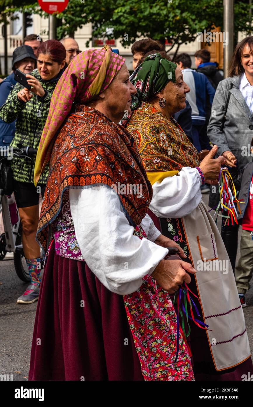 Madrid, Espagne - 23 octobre 2022: Éleveurs de bovins, bergers et gens de campagne vêtus de costumes traditionnels pendant le festival de transhumance le long Banque D'Images