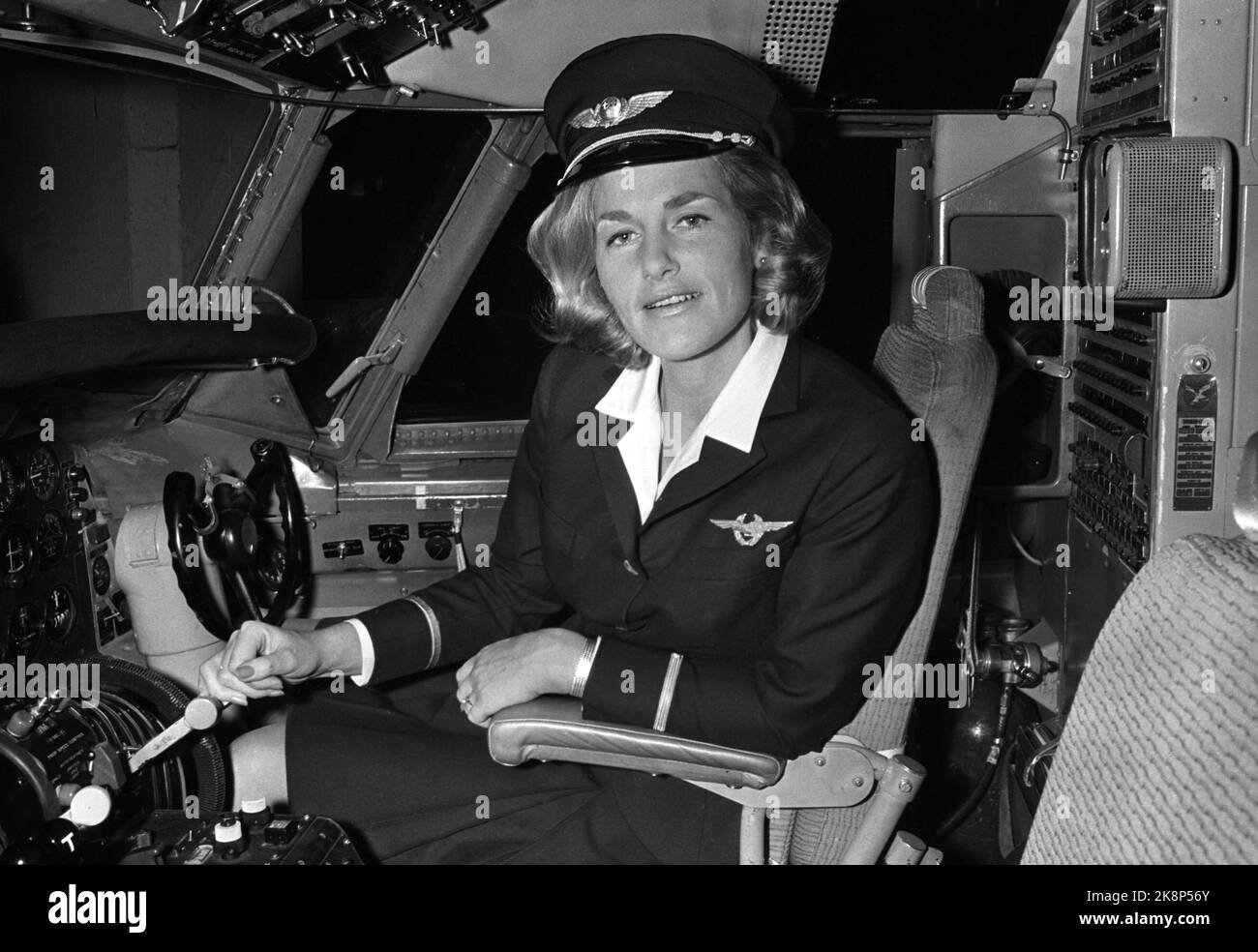 Bardufoss 8 mai 1969. Turi Widerøe a clairement son examen final en tant que compagnon sur la circulation régulière, c'est-à-dire qu'elle est approuvée comme avion de passagers. Ici, elle est dans une machine SAS et va commencer comme un second vol. Elle est la première femme pilote dans une plus grande compagnie aérienne de l'Ouest. Photo: NTB / NTB Banque D'Images