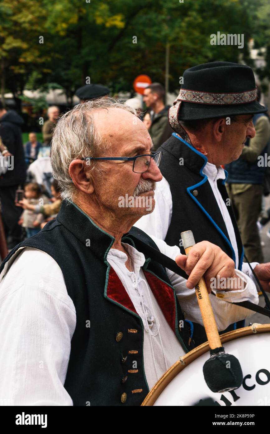 Madrid, Espagne - 23 octobre 2022: Éleveurs de bovins, bergers et gens de campagne vêtus de costumes traditionnels pendant le festival de transhumance le long Banque D'Images