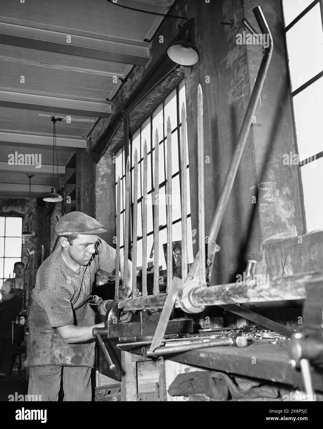 Time 19500429 prêt pour l'usine de Springonna Kverneland à l'époque à Jæren est le plus grand producteur de matières agricoles du pays. Voici le travail sur les tours. Ils sont rassemblés dans le département de montage de Paul Tjessem. Les pics doivent être montés très précisément, sinon la démolition peut jouer le propriétaire laid puss. Photo; Sverre A. Børretzen / actuel / NTB photo non sèche à la poussière !!! Banque D'Images