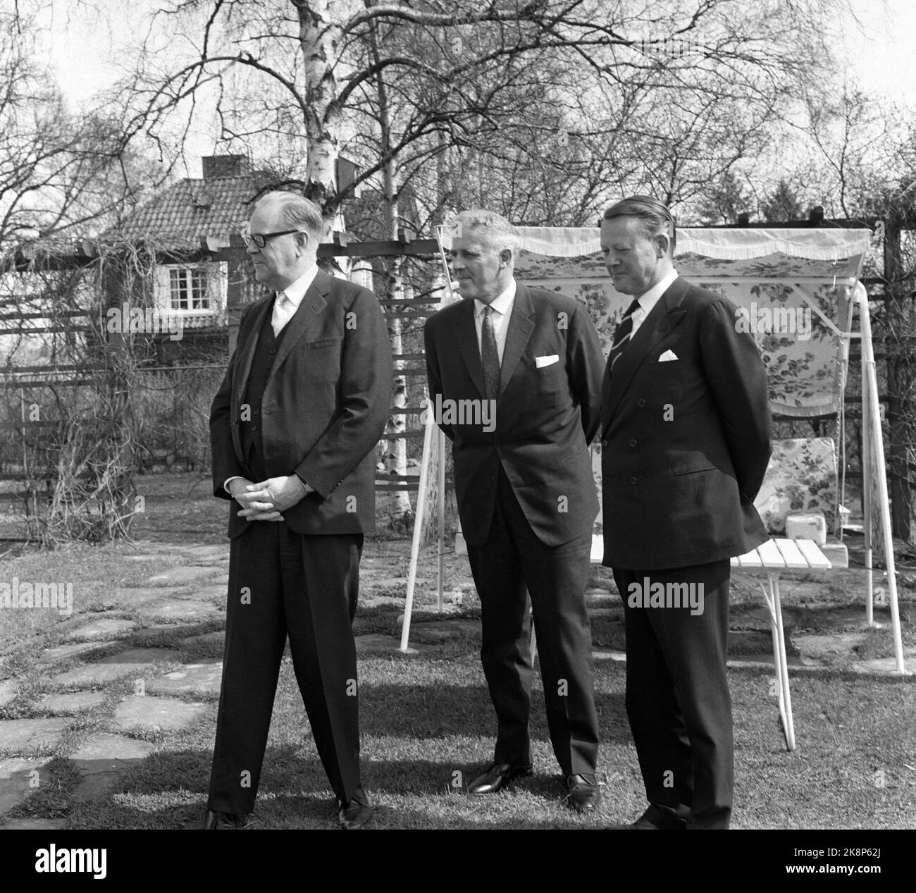 Oslo 19670510 l'année 1967 a été marquée par de nombreux et longs débats politiques pour et contre une demande norvégienne d'adhésion à la CEE / marché commun. Ici, les ministres des Sta nordiques sont réunis en Norvège pour discuter de la CEE. Le Premier ministre Erlander, Jens Otto Krag et Per Borten photographiés à Haven à l'extérieur de Bortens Villa à Borgenveien 12. Photo: NTB / NTB Banque D'Images