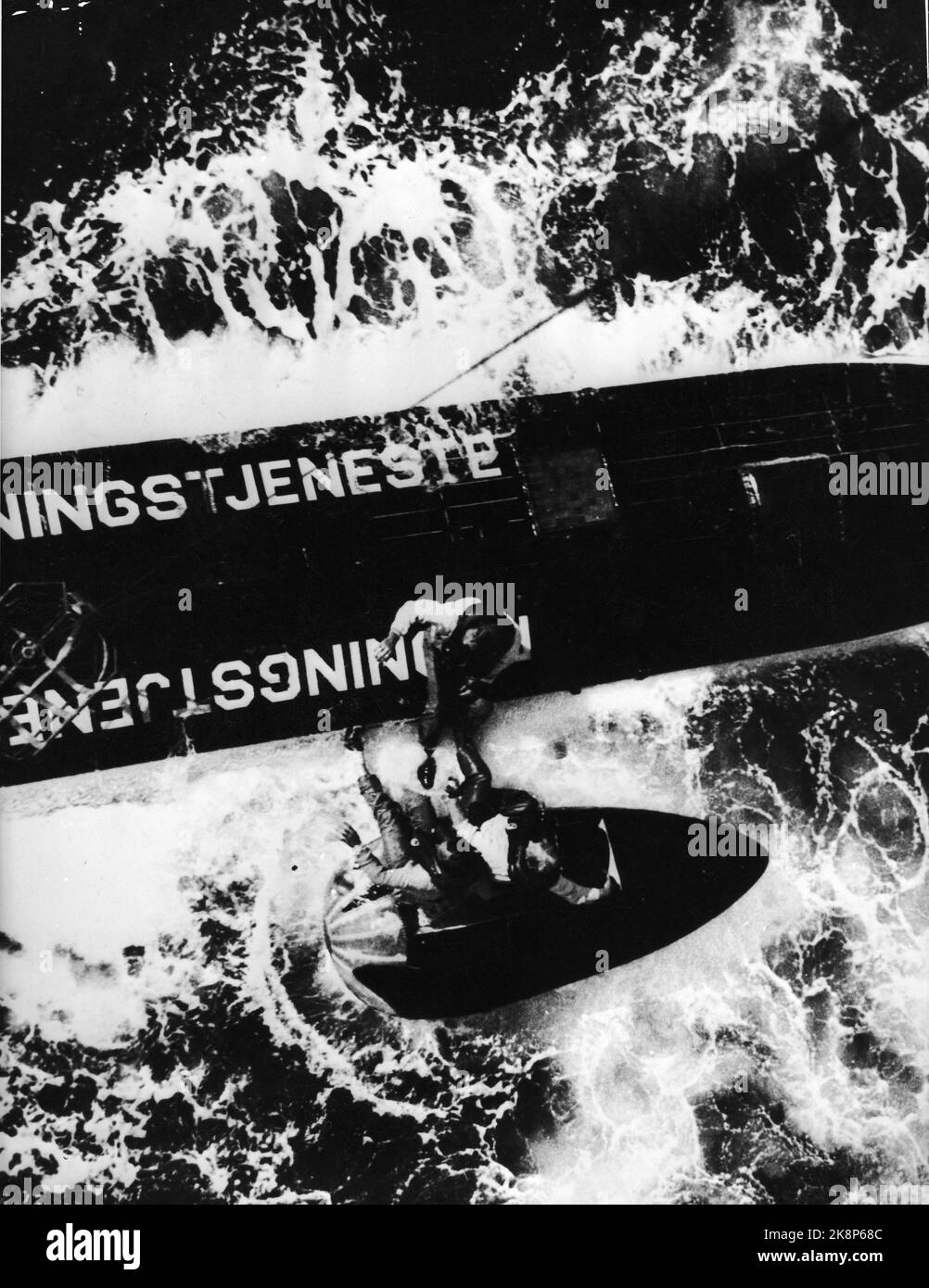 19730710. Trois des survivants de l'hélicoptère Sikorsky détruit qui est tombé dans la mer du Nord attendent d'être secourus. Ils s'assoient sur l'hélicoptère au charbon de bois dans la mer. 17 personnes étaient à bord mais seulement 13 ont été sauvées. Photo: NTB Banque D'Images 19730710. Trois des survivants de l'hélicoptère Sikorsky détruit qui est tombé dans la mer du Nord attendent d'être secourus. Ils s'assoient sur l'hélicoptère au charbon de bois dans la mer. 17 personnes étaient à bord mais seulement 13 ont été sauvées. Photo: NTB Banque D'Images