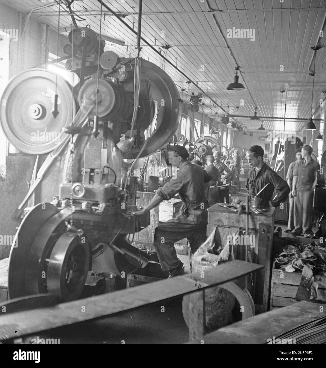 Sandnes 19490415. Dans les cabines avec 75 000 vélos. La société Jonas Øgländ à Sandnes, Rogaland a été fondée en 1868. Øgländ Bicycle Factory fabrique 75 000 bicyclettes par an, la moitié d'entre elles sont réunies ici à l'usine, l'autre moitié sont vendues aux concessionnaires qui les ont eux-mêmes mis ensemble ou les utilisent comme pièces de rechange. En 1932, ils ont lancé le meilleur vélo - DBS. L'usine compte environ 400 travailleurs. Les employés des machines de presse dans le hall des machines, la machine à sous, où les différentes petites pièces sont créées. Photo; Sverre A. Børretze / actuel / NTB Banque D'Images