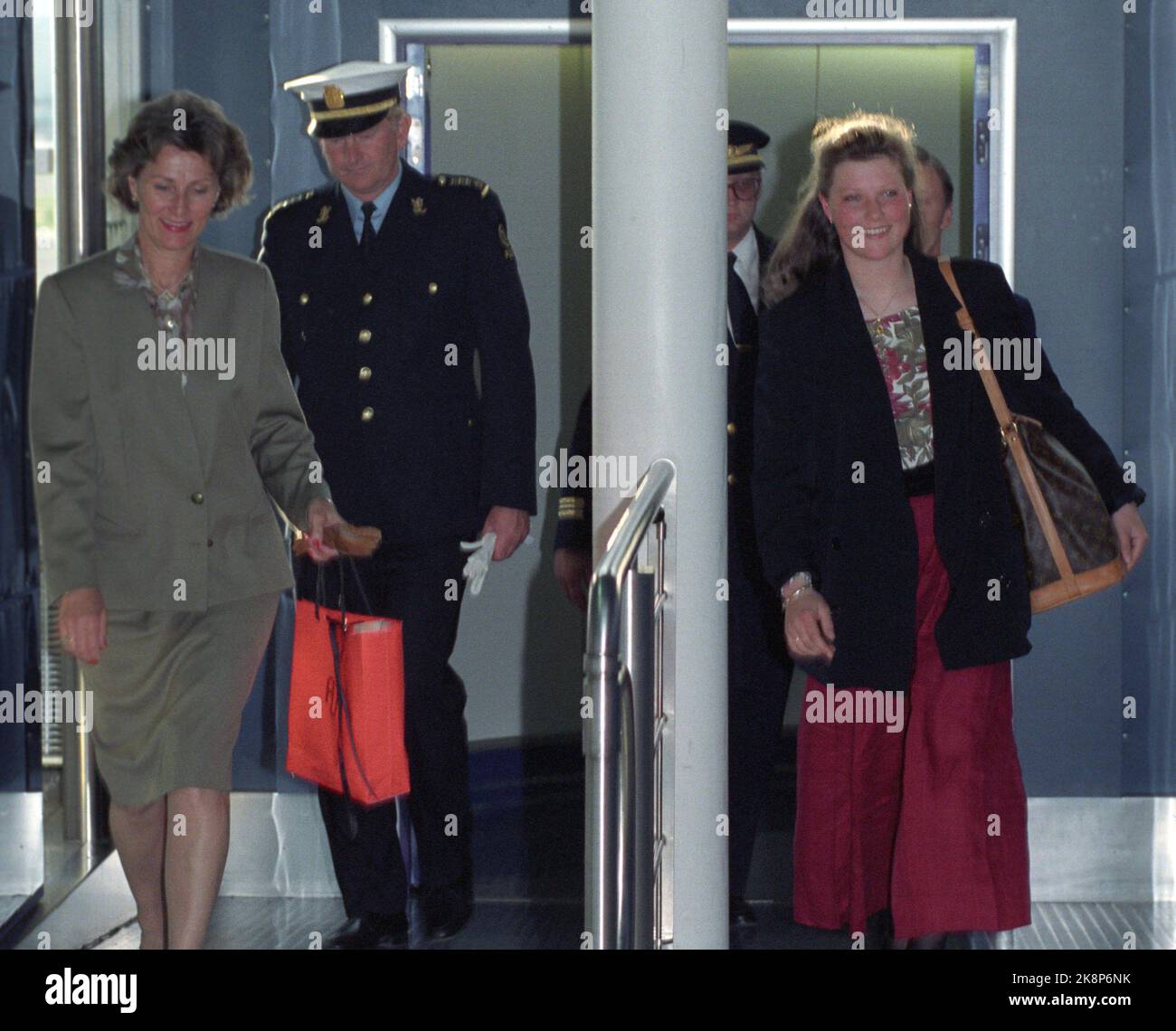 Oslo 19910617 la princesse Märtha Louise arrive à l'aéroport d'Oslo Fornebu et est accueillie par sa mère la reine Sonja. Photo: Terje Bendiksby / NTB Banque D'Images