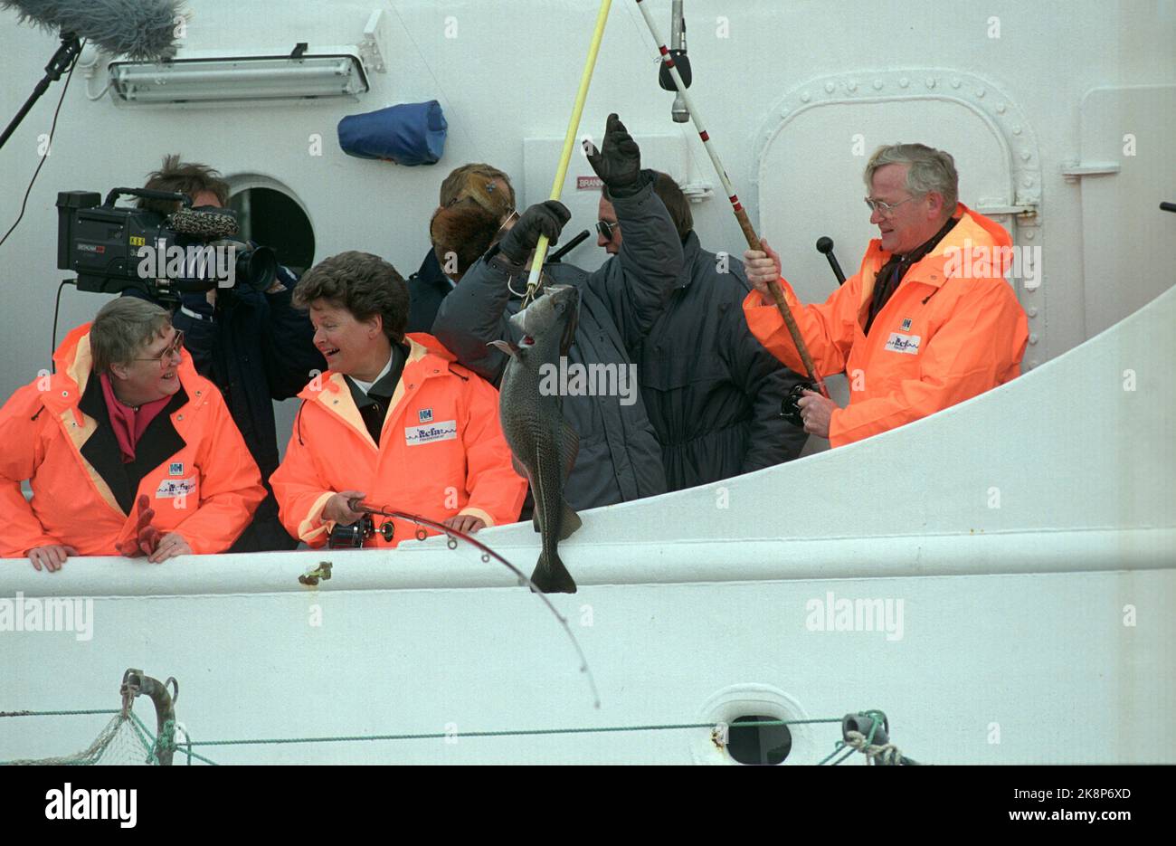 Båtsfjord, Finnmark 19910405. Le vice-président de la Commission européenne, Frans Andriessen, visite Finnmark avec le Premier ministre Gro Harlem Brundtland. ANDRIESSEN est responsable des négociations entre la ce et les pays de l'AELE sur un accord EEE. Sur la photo, ils sont en voyage de pêche dans une ferme de pêche à la morue pour la morue à l'extérieur de Båtsfjord. Par exemple : la ministre des Pêches, Oddrun Pettersen, Gro Harlem Brundtland et Frans Andessessen, qui ont reçu un gros poisson. Photo: Bjørn Sigurdsøn / NTB Banque D'Images