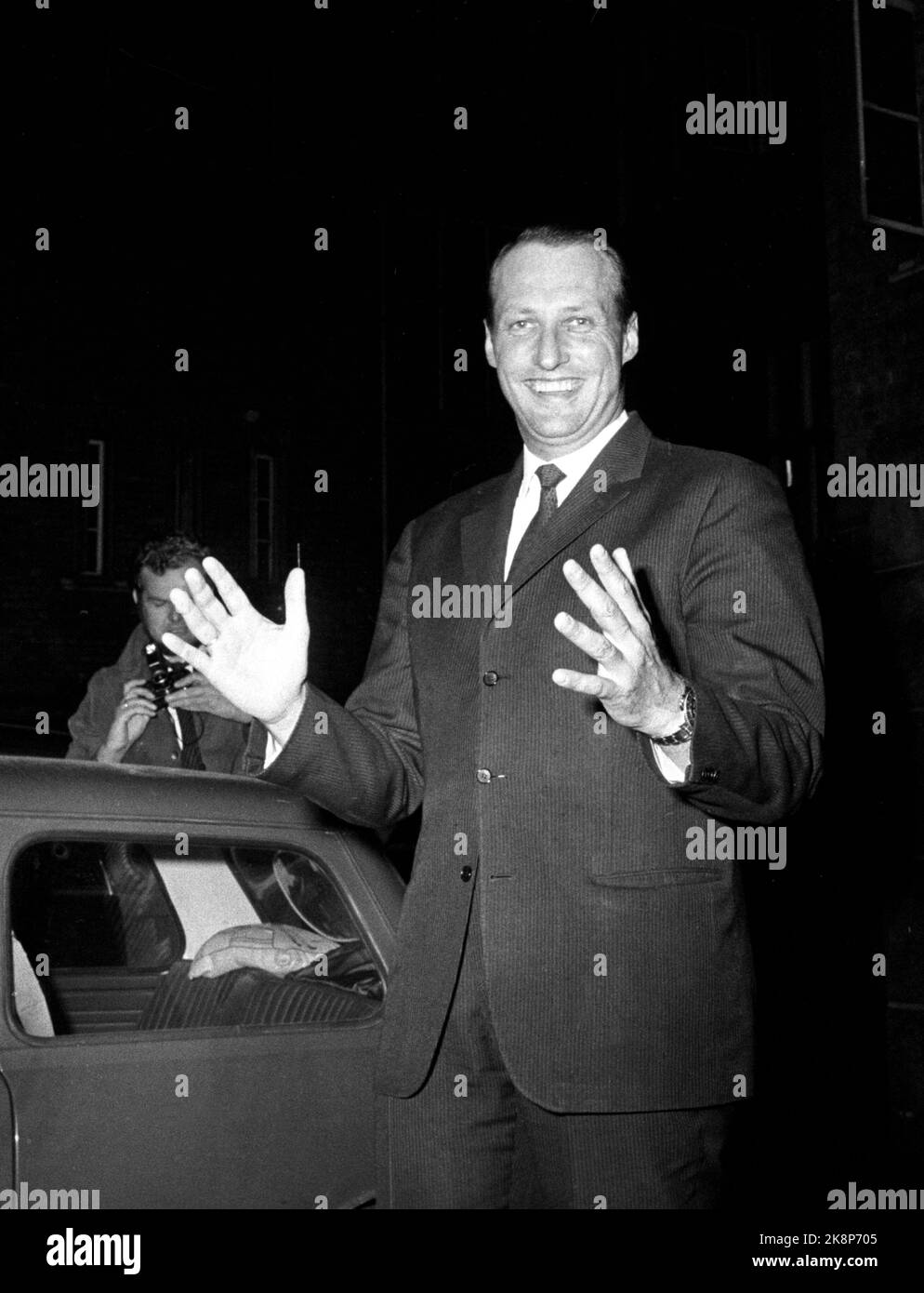 Oslo 19710922. La princesse Märtha Louise est née, et le prince héritier Harald montre aux journalistes à l'extérieur de l'hôpital national combien elle est grande. Photo: NTB Banque D'Images