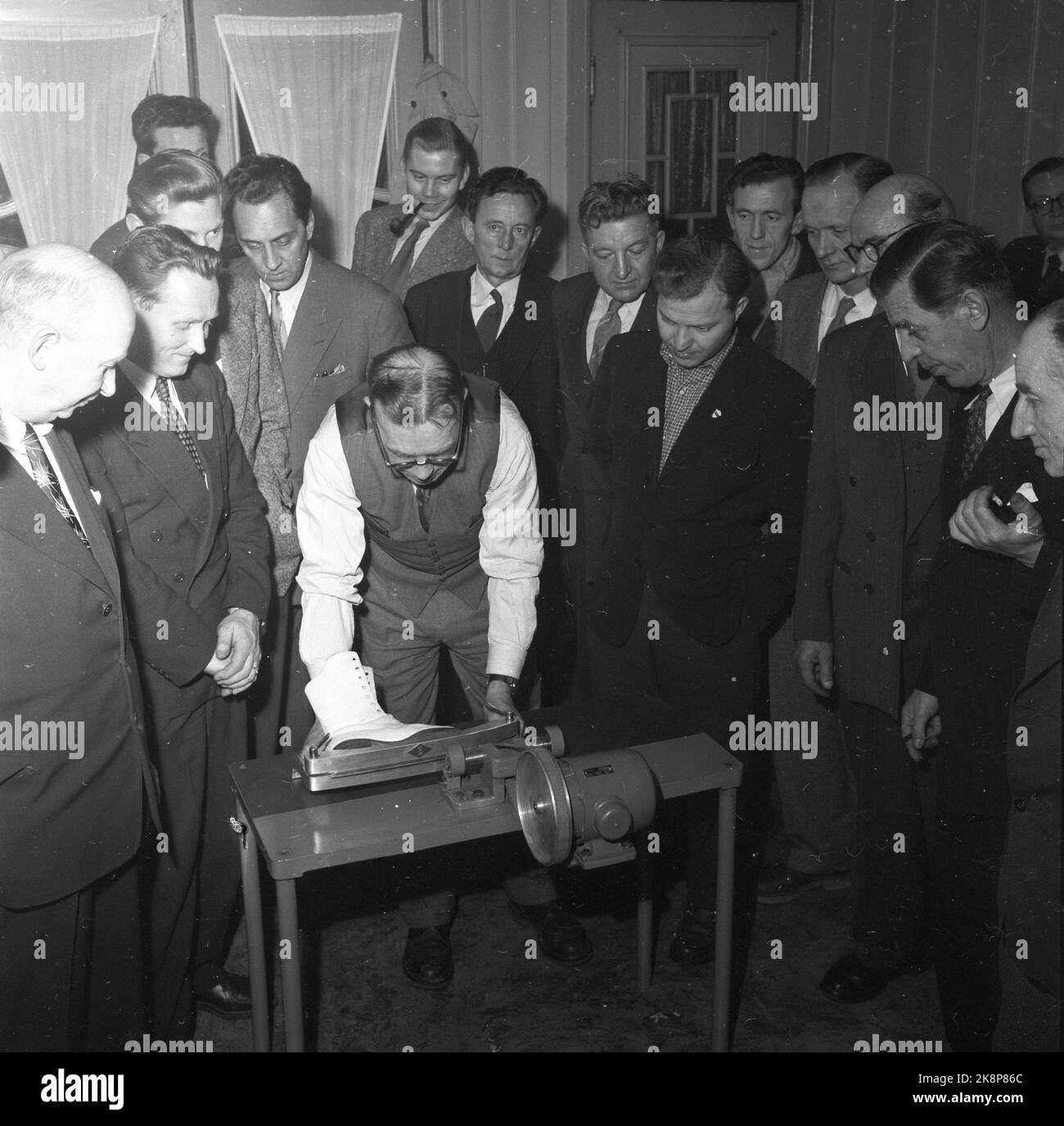 Oslo 19541129. Meulage par patinage - démonstration de nouvelles meuleuses, 29 novembre 1954. Photo: NTB Banque D'Images