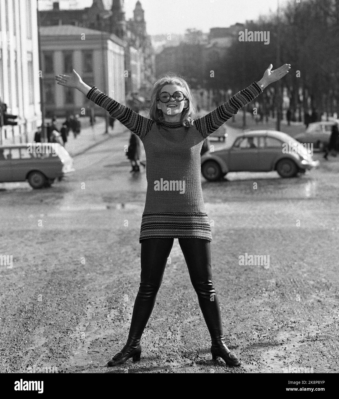 Oslo 19690320 l'artiste Kirsti Sparboe représentera la Norvège au concours international du Grand Prix avec la chanson "OJ, OJ, OJ si heureux que je serai". Ici photographié à Karl Johan, en mini jupes, collants et grands verres. Photo: NTB / NTB Banque D'Images