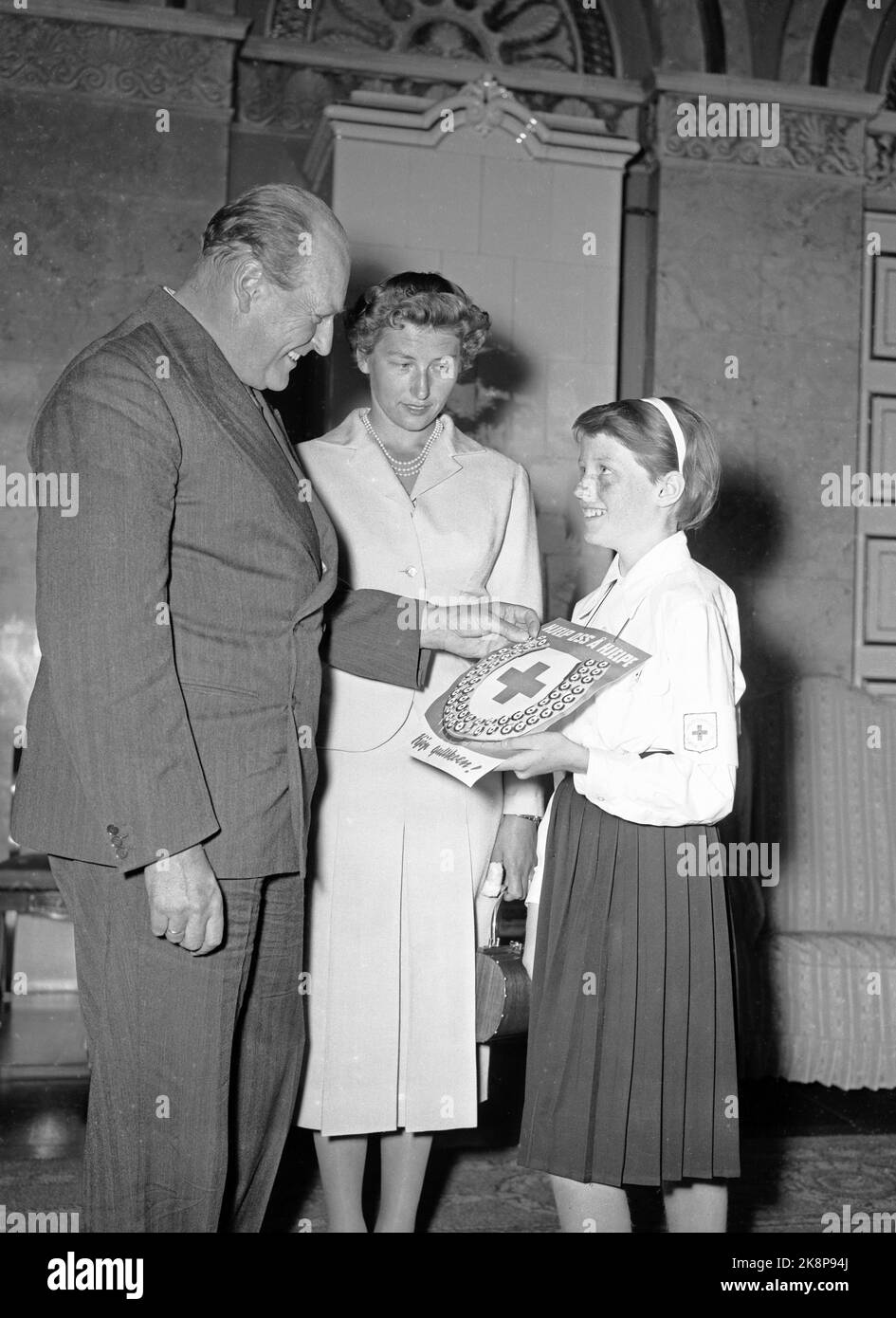 Oslo 19560827 le prince héritier Olav et la princesse Astrid achètent des aiguilles de la Croix-Rouge. Photo: SV / NTB Banque D'Images