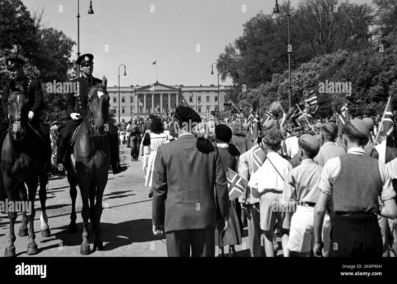 Oslo 19480517 17 mai célébration à Oslo dans un soleil glorieux. Ici sur 17 mai, le train sur le chemin de Karl Johan vers le château. Les enseignants avec des élèves et des glands sur l'épaule suivent le train des enfants. TÉLÉVISION. Deux policiers à cheval. Photo: NTB / NTB Banque D'Images