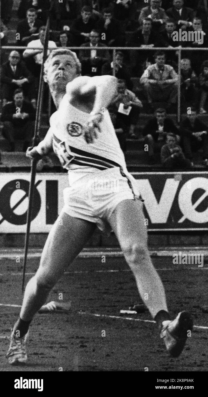 Oslo 19640702 Athlétisme, international Norvège - Benelux, Bislett. Terje Pedersen, âgé de 21 ans, établit un record du monde dans les lancers de javelin d'une longueur de 87,12. La photo montre le lancer record dans le javelin au stade Bislett. Photo: Rolf Pettersen / NTB / NTB Banque D'Images