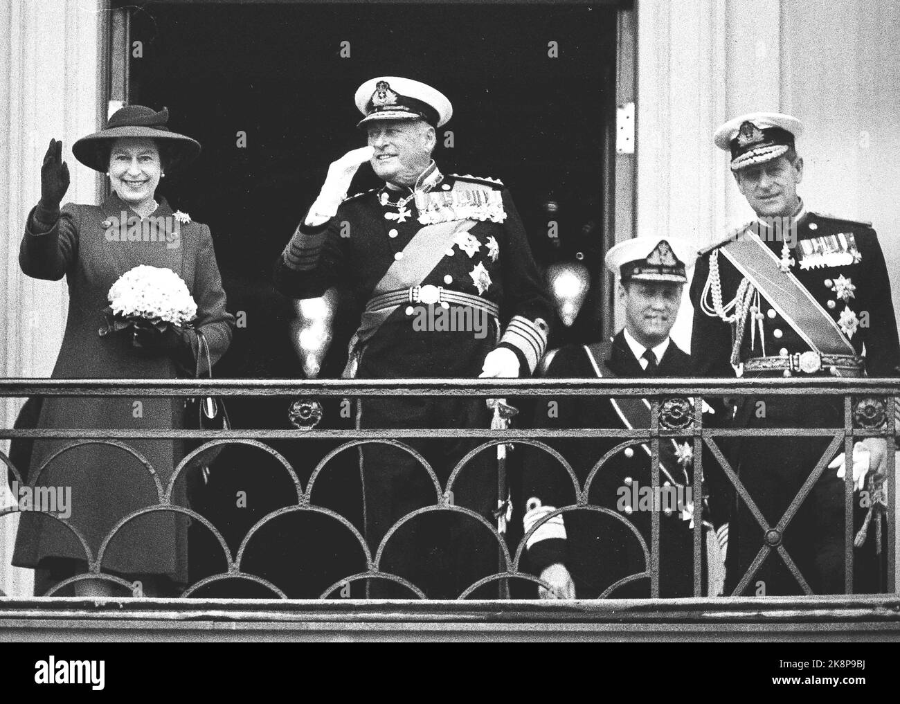 Oslo 19810505. La reine Elizabeth avec son mari, le prince Philip, en Norvège. La reine Elizabeth et le roi Olav accueillent les participants au Slottsplassen. Par ex. La reine Elizabeth, le roi Olav et le prince Philip. Vagues, souriant. Photo: NTB / NTB Banque D'Images