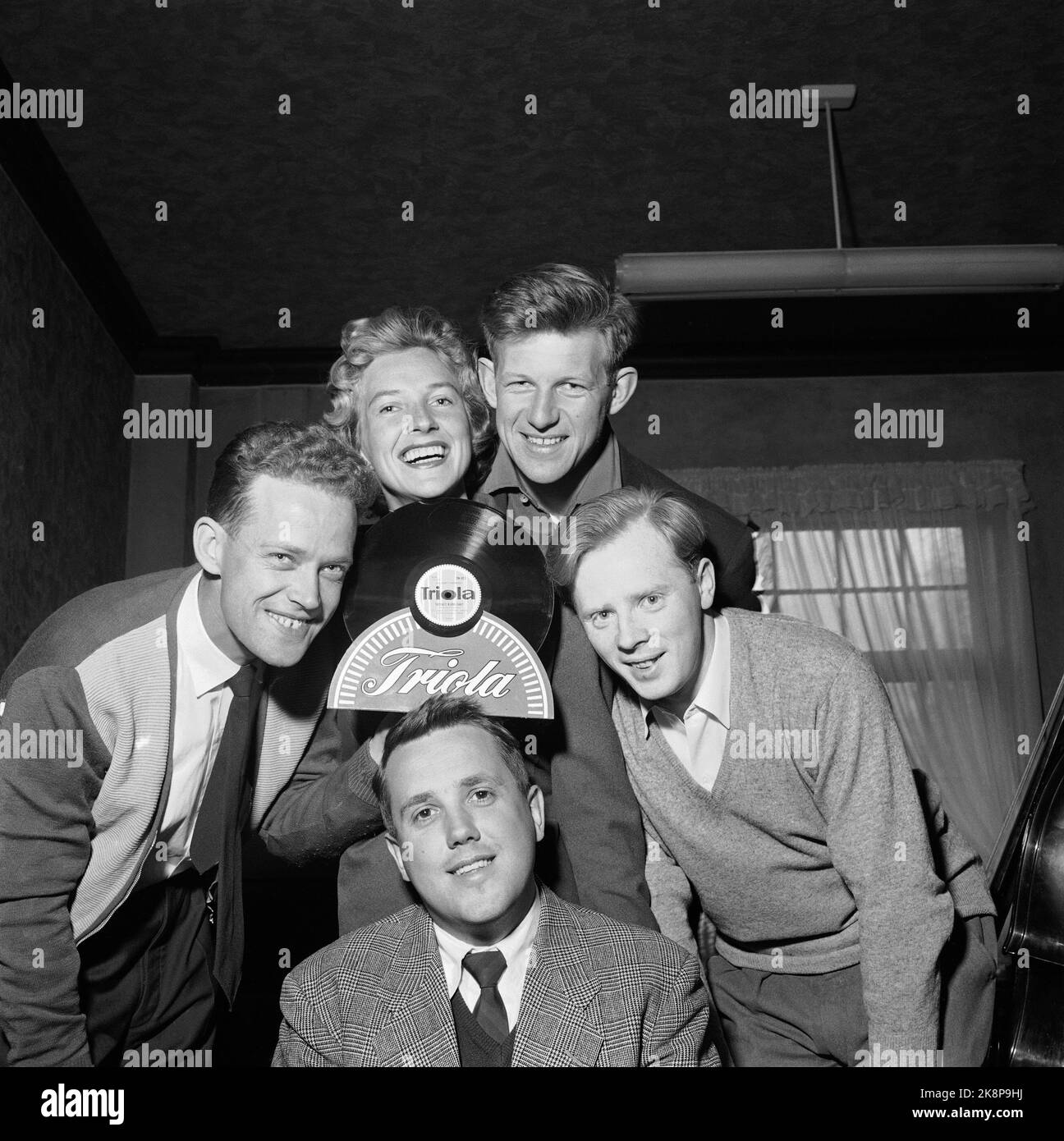 Oslo 18 mai 1957. « Les touches Monn » enregistre. Ici de l'enregistrement de la plaque publiée sur son propre label, Triola. From v.: Arne Bendiksen, Sølvi Wang, Per Asklin et Oddvar Sanne. Studio de musique. Photo; Sverre A. Børretzen / actuel / NTB. Banque D'Images