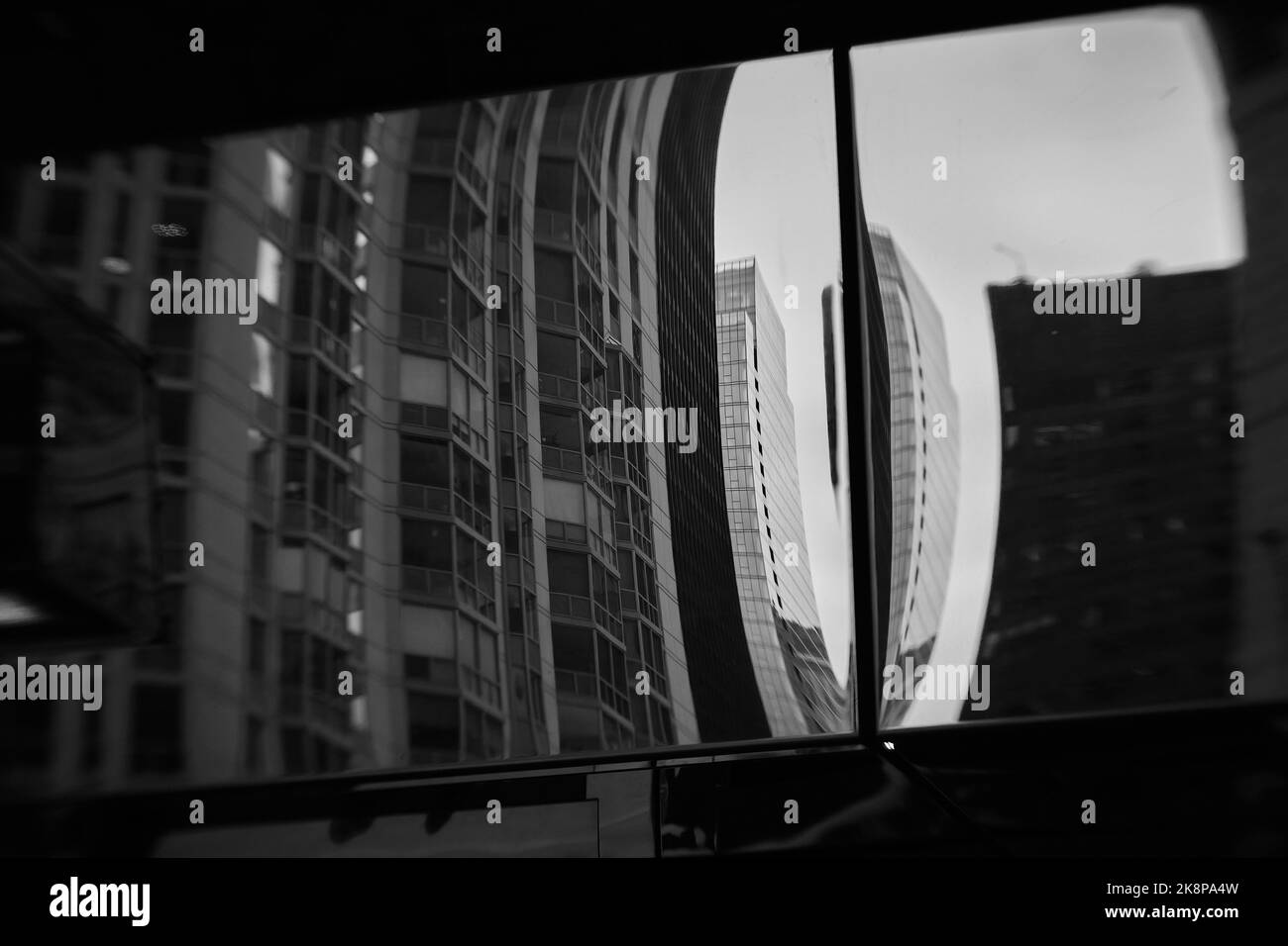 Images abstraites Lensbaby en noir et blanc de l'architecture moderne de Chicago à utiliser comme métaphore ou arrière-plan. Banque D'Images