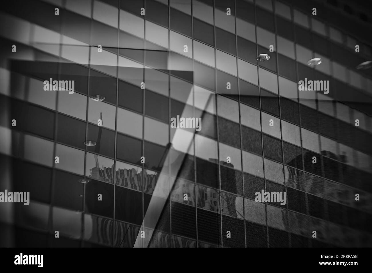 Images abstraites Lensbaby en noir et blanc de l'architecture moderne de Chicago à utiliser comme métaphore ou arrière-plan. Banque D'Images