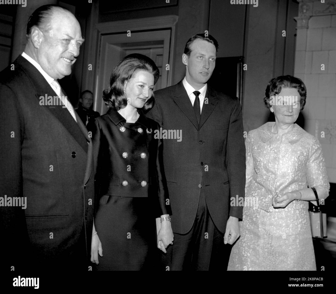19680319: L'engagement entre le Prince héritier Harald et Mlle Sonja Haraldsen. La nouvelle culture photographiée avec le roi Olav et Dagny Haraldsen. Banque D'Images