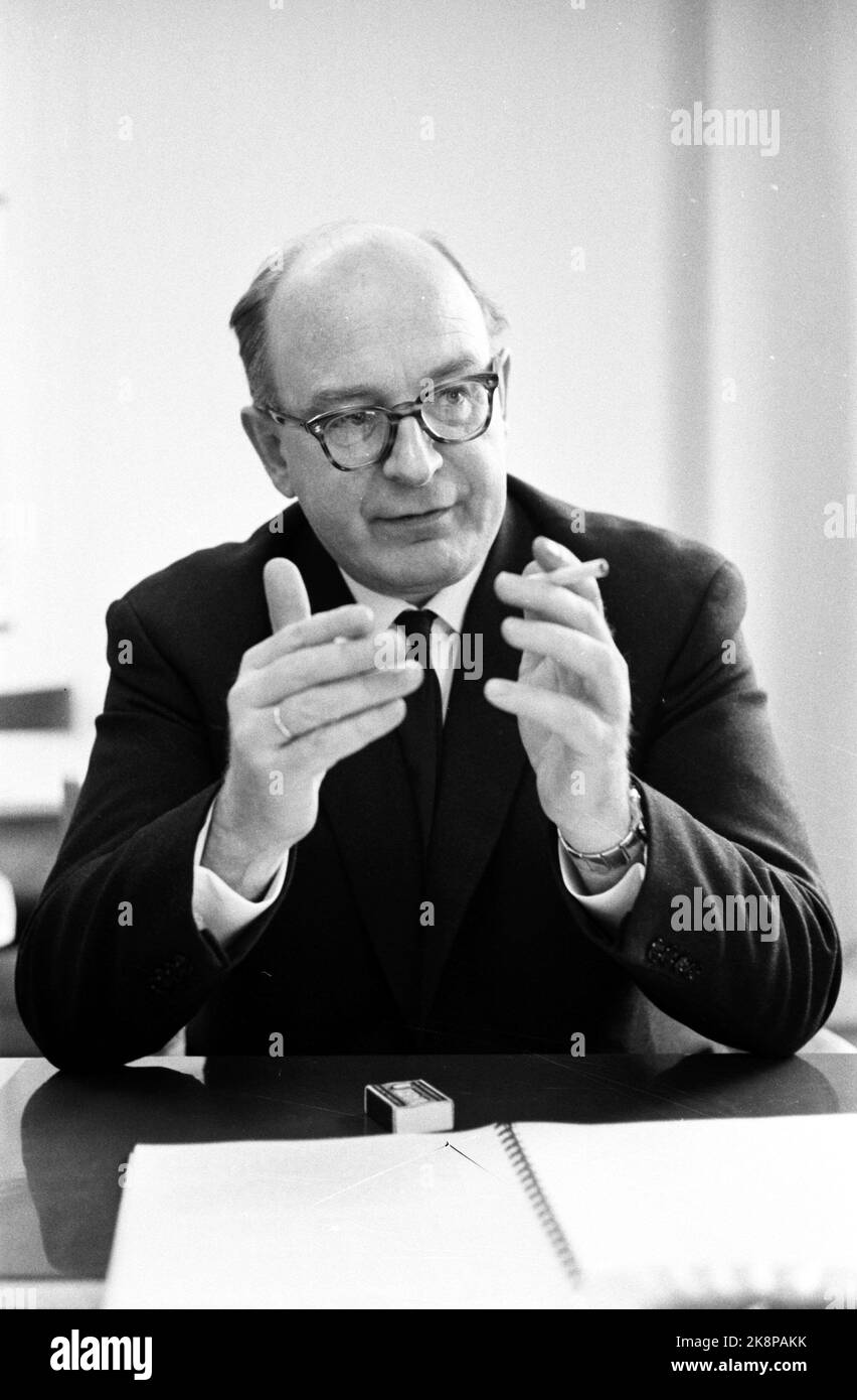 Oslo 1961. Karl Trasti est le chef de la Direction des douanes. Il a enlevé 70 postes de douane et 600 fonctionnaires. Il a également été secrétaire d'État au ministère des Finances. Avec la cigarette à la main photo: Ivar Aaserud / courant / NTB Banque D'Images