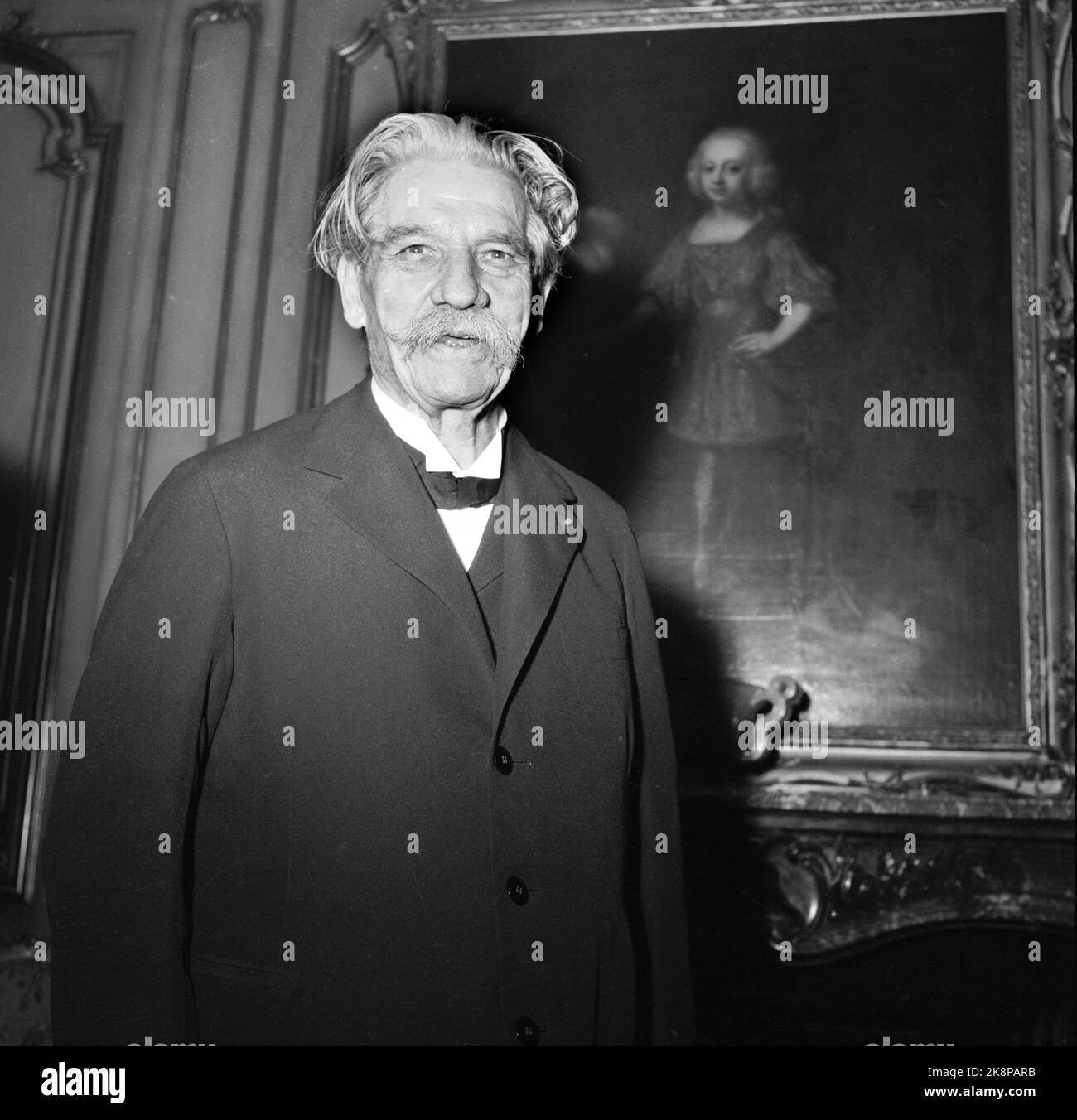 Oslo 19541102 Prix de la paix : Prix Nobel de la paix pour 1952 à Albert Schweitzer, médecin, missionnaire et fondateur de l'hôpital Lambarene au Gabon. (Le prix a été décerné en 1952, mais Schweitzer n'était pas présent au prix. Il s'est rendu en Norvège en novembre 1954. Ici Schweitzer à une conférence de presse sur 2 novembre 1954.) Photo: NTB / NTB Banque D'Images