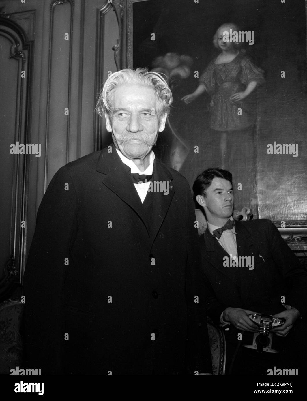 Oslo 19541102 Prix de la paix : Prix Nobel de la paix pour 1952 à Albert Schweitzer, médecin, missionnaire et fondateur de l'hôpital Lambarene au Gabon. (Le prix a été décerné en 1952, mais Schweitzer n'était pas présent au prix. Il s'est rendu en Norvège en novembre 1954. Ici Schweitzer à une conférence de presse sur 2 novembre 1954.) Photo: NTB / NTB / Jans Banque D'Images