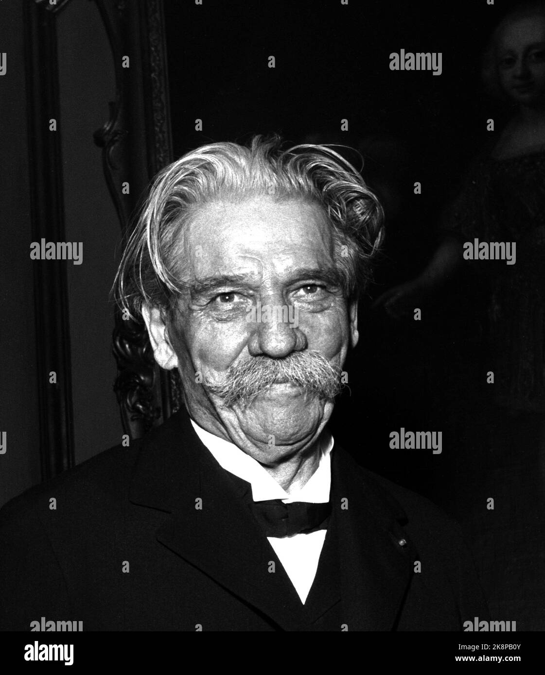 Oslo, novembre 1954. 'ALBERT SCHWEITZER, som kom à Oslo 2. nov. Pour škvittere pour fredspreved med den obligatoriiske Nobel-talen, må ha følt varmen strømme mot seg helt fet øyeblikk han satte foten på perrongen på Østbanen. Utenfor stasjonen var det nesten comme folksomt som når en idrettsstjerne kommer hjem. Folk trengte seg på for šfå et glimt av denne store humanisten fafrikas urskog, mannen som ga avkall på den strålende karrière han rike intellektuelle og kunstneriske utrustning hadde sikret Ham, for slåss sykner sket skog skog skog skog slås slås burning. . Banque D'Images